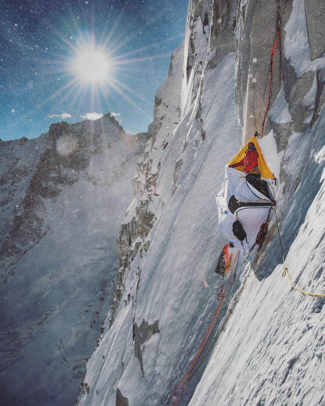 ジミー・チンさんのインスタグラム写真 - (ジミー・チンInstagram)「Rise n shine. It’s a brand new day.  @renan_ozturk emerging from the cocoon after a five day storm.  Meru, Garwhal Himalaya, India  @thenorthface #neverstopexploring @conrad_anker」11月9日 2時18分 - jimmychin