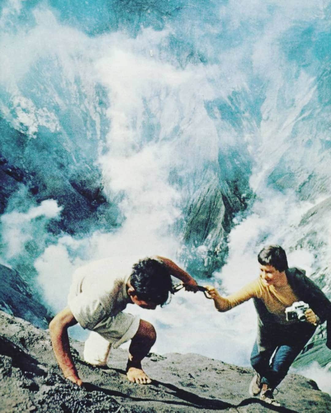 ルル フロストのインスタグラム：「Why not lend a friend a helping hand today?  It feels good :) 🥰😊🥰🏞️🏔️🏞️ via @organiclab.zip」