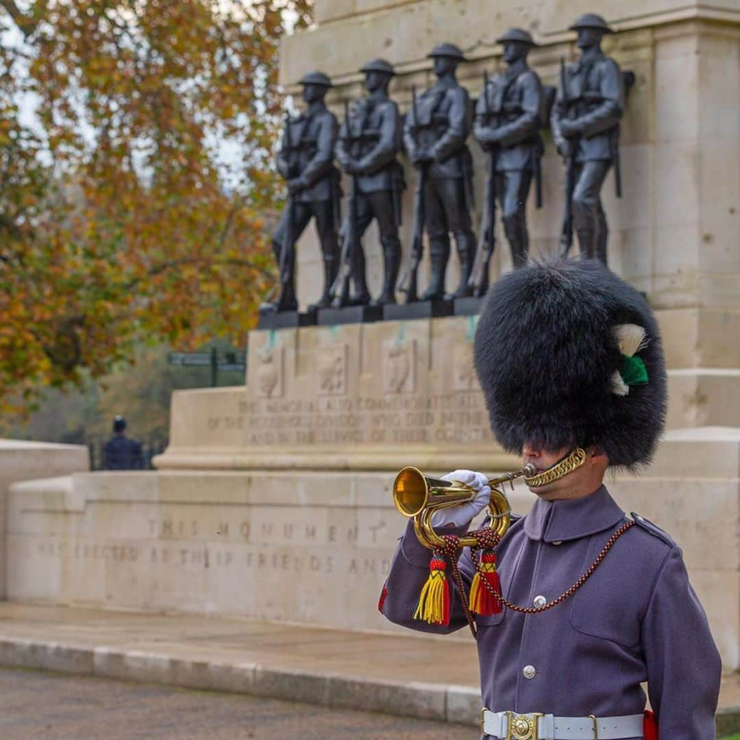 クラレンス邸さんのインスタグラム写真 - (クラレンス邸Instagram)「As Colonel of the @welshguards, The Prince of Wales this afternoon attended the Welsh Guards Black Sunday Service, where he lay a wreath at The Guards’ Memorial and met representatives of the Regiment.   #RemembranceSunday #LestWeForget」11月9日 2時17分 - clarencehouse