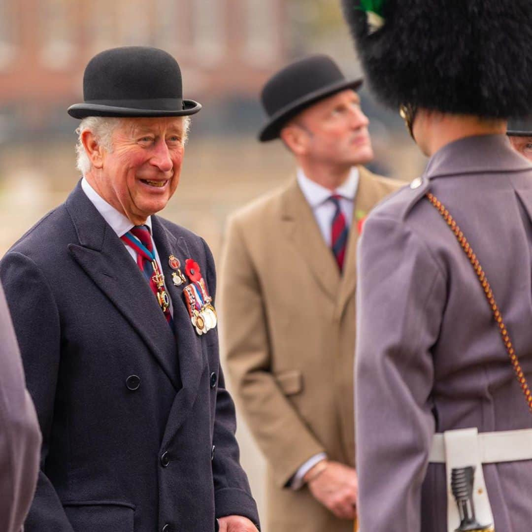 クラレンス邸さんのインスタグラム写真 - (クラレンス邸Instagram)「As Colonel of the @welshguards, The Prince of Wales this afternoon attended the Welsh Guards Black Sunday Service, where he lay a wreath at The Guards’ Memorial and met representatives of the Regiment.   #RemembranceSunday #LestWeForget」11月9日 2時17分 - clarencehouse