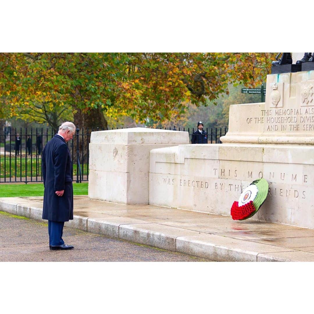 クラレンス邸さんのインスタグラム写真 - (クラレンス邸Instagram)「As Colonel of the @welshguards, The Prince of Wales this afternoon attended the Welsh Guards Black Sunday Service, where he lay a wreath at The Guards’ Memorial and met representatives of the Regiment.   #RemembranceSunday #LestWeForget」11月9日 2時17分 - clarencehouse