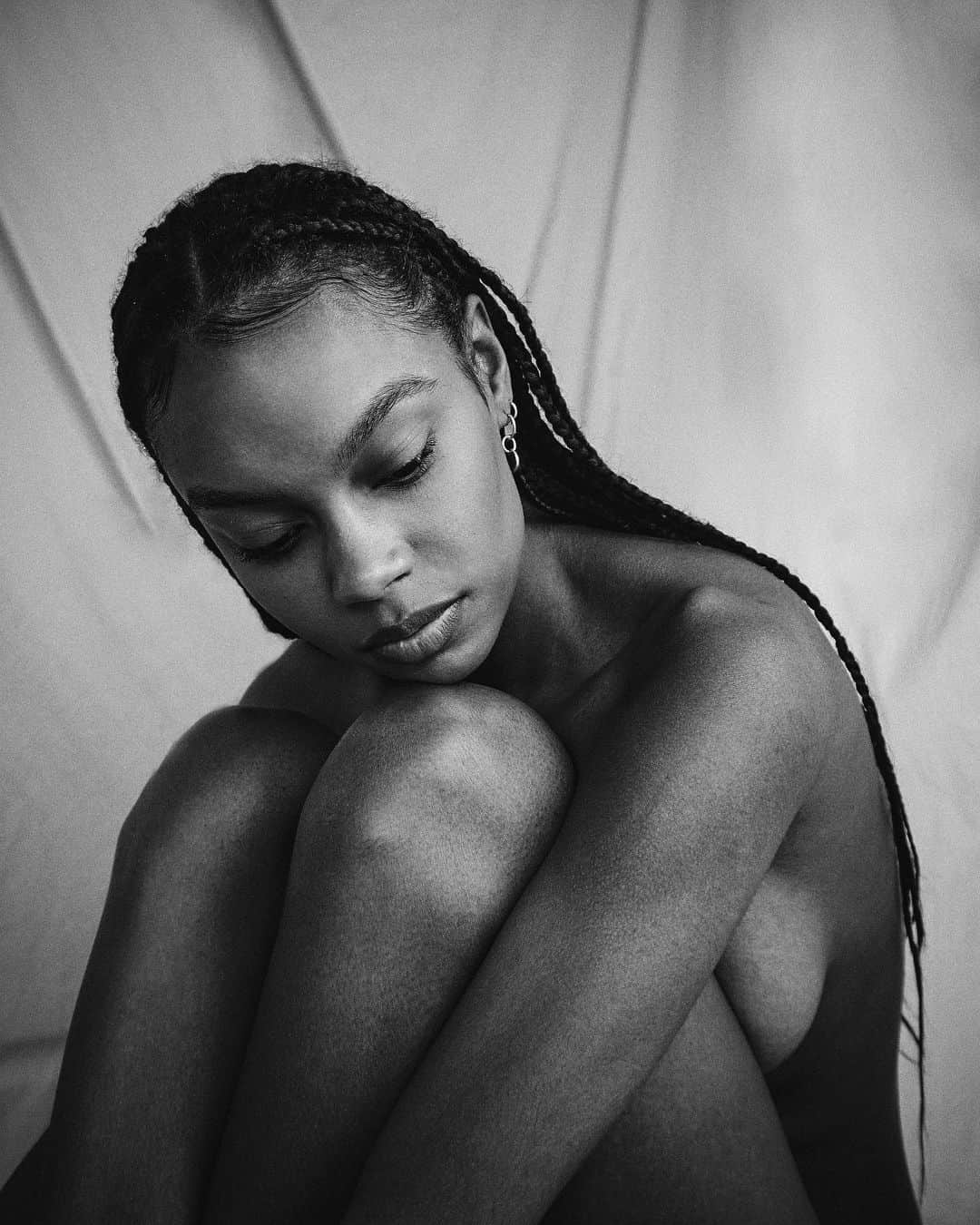 V Magazineさんのインスタグラム写真 - (V MagazineInstagram)「In a new series shot virtually by director, photographer, and co-founder of #WorldIsInOurHands @justinwu, #InMySkin highlights Black identities through art with 9 brave individuals stripping down to lay their souls bare through words. “Following the countless tragedies and cases of injustice against Black individuals in America and the rest of the world,” like many, Justin Wu, “felt heartbroken and enraged.” Knowing he wanted to help, Justin put those feelings into an immediate form of action with the start of this new series, with a mission to offer a platform to amplify Black voices and make space for Black individuals to “express their perspective, and tell their truth, unedited and unredacted. This includes the anxiety, frustrations, and insecurities as a result of systemic anti-Black racism, discrimination, and intolerance.”  Head to the link in bio to discover the full series!  — Photography: @justinwu Production: @yaelquint Pictured here: @yvesmark.chery / @daniacurvy / @kristennoelcrawley / @awengchuol / @maliklindo / @taelorthein」11月9日 2時11分 - vmagazine
