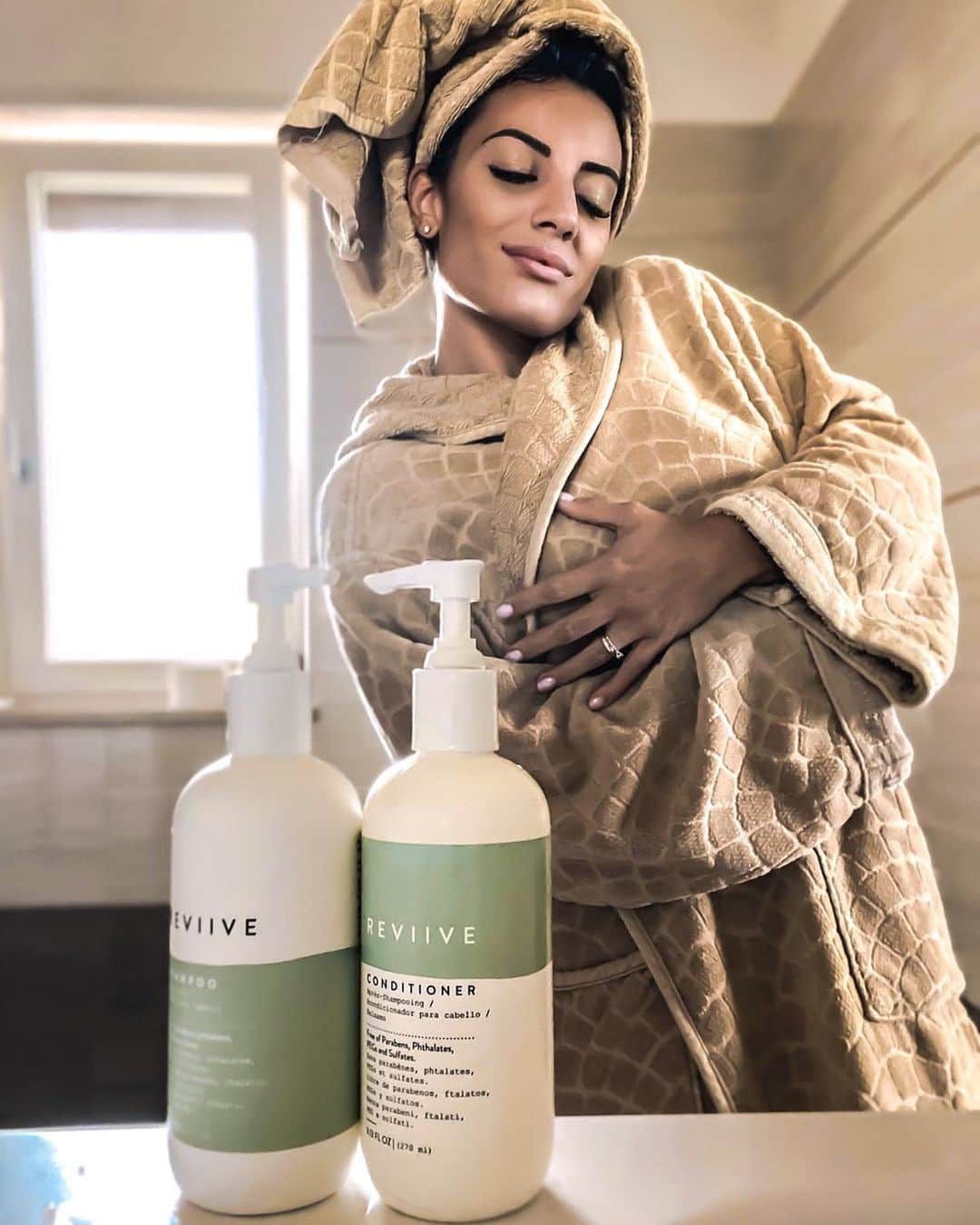 ARIIX Officialさんのインスタグラム写真 - (ARIIX OfficialInstagram)「🧖‍♀️ One #SelfCareSunday coming right up!⠀ ⠀ ⠀  📸 @cristina_mummy_tobefit92⠀ ⠀ ⠀ ⠀ #reviive #toxinfreeshampoo #toxinfreeconditioner #toxinfreebodywash #toxinfreetoothpaste #toxinfreeliving #toxinfree #ariixproducts ariixlife #ariix #ariix360 #naturalbeauty #cleanbeauty #beauty #skincare #naturalskincare #healthyliving #essentialoils #naturalliving #loveyourself #beautyproduct #lifeisgood #loveyourlife #networkmarketing #entrepreneur #business #success #entrepreneurship #entrepreneurlife #directsales⁣」11月9日 2時12分 - partnercoglobal