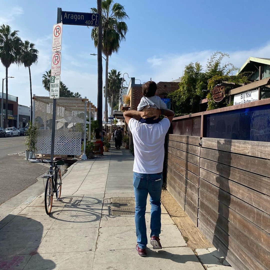 フェルナンド・ベルダスコのインスタグラム：「Aprovechando un día antes de tener que andar con muletas 👦🏻 #tb 📸: @anaboyer ••••••••••••••••••••••••••••••••••••••••• Taking advantage a day before having to walk with crutches 👦🏻 #tb」