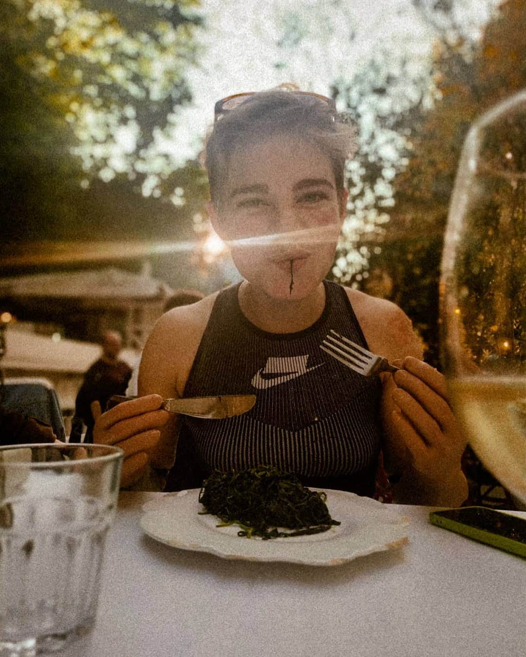ベアトリーチェ・ヴィオのインスタグラム：「Spaghetti al nero di seppia alla siciliana? 🧐 No, cicorietta ripassata alla romana! 😋 • • • Super fotografa @roberta_sardella」