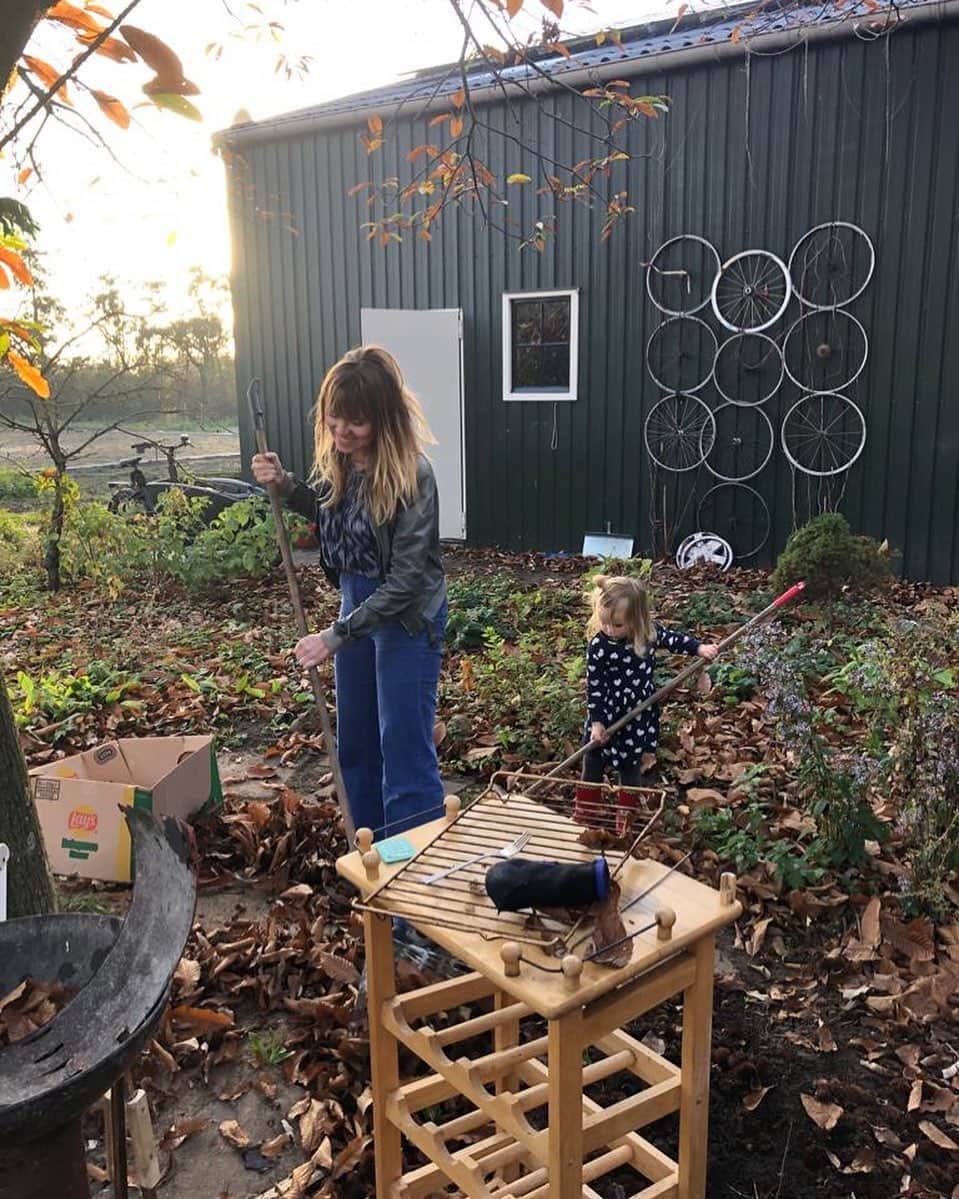 ヤナ・スクラのインスタグラム：「Wij harkten de tuin aan en toen was ineens de hele wereld positiever ingesteld. Zó makkelijk eigenlijk!  Foto: @leakliphuis #tuinvantimenfenna #nijmegenimissyousoms」
