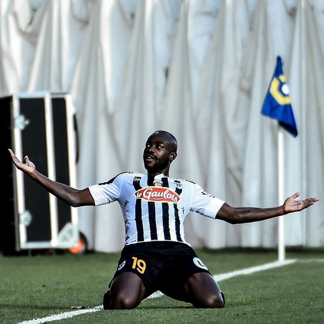 リーグ・アンさんのインスタグラム写真 - (リーグ・アンInstagram)「Le @angers_sco s’impose très largement face au @nimesolympique, notamment grâce à un doublé de @stephanebaho 🚀  Bahoken’s double helped Angers romp to an impressive victory over Nîmes!   #ligue1ubereats #angerssco #nimesolympique」11月9日 2時25分 - ligue1ubereats