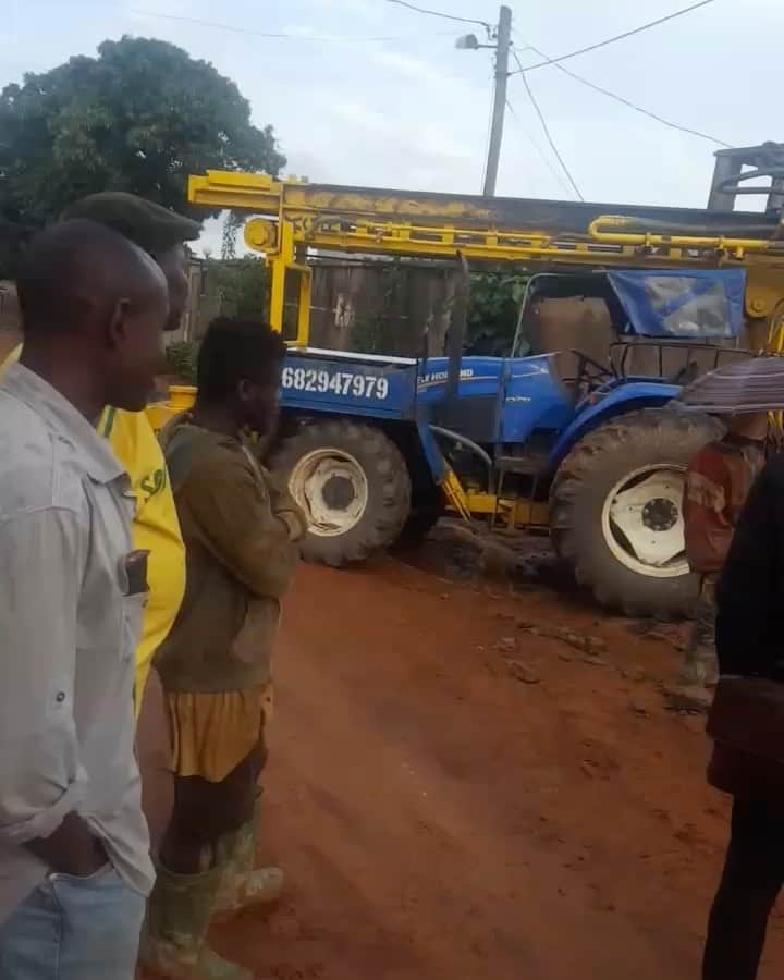 のインスタグラム：「En lisant Le rapport du Programme commun OMS/UNICEF de suivi de l’approvisionnement en eau et de l’assainissement, j’ai découvert que 1 personne sur 3 dans le monde n’a pas accès à de l’eau salubre. Ce rapport m’a replongé dans une partie de mon enfance, avec ce souvenir de mes amis et moi entrain de parcourir des kilomètres pour avoir de l’eau potable.  J’ai donc décidé d’apporter ma modeste contribution en offrant un forage d’eau aux habitants du quartier qui m’a vu naître Essos, ce petit geste est clairement une goutte d’eau dans l’océan des besoins, mais je pars du principe qu’avoir accès à de l’eau salubre à proximité ne devrait pas être un privilège mais est une nécessité pour la santé de nos communautés.............. Reading the report of the Joint WHO / UNICEF Water Supply and Sanitation Monitoring Program, I discovered that 1 in 3 people in the world do not have access to safe water.  This report took me back to a part of my childhood, with the memory of my friends and I walking for miles to get clean water.  So I decided to make my modest contribution by offering a water borehole to the inhabitants of the district where I was born Essos, this small gesture is clearly a drop in the ocean of needs, but I'm leaving  of the principle that having access to clean water nearby should not be a privilege but is a necessity for the health of our communities #essosnerajamaisbastos」