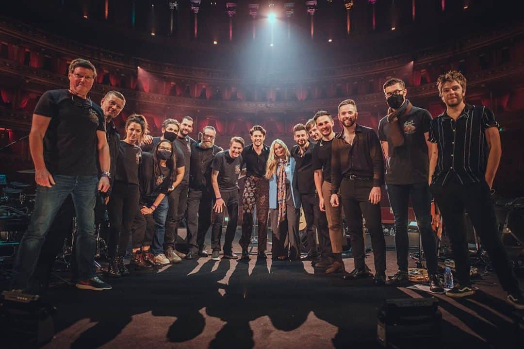 ナイル・ホーランのインスタグラム：「Well that was an incredible experience. Thank you so much to all 130,000 people who bought tickets from over 150 different countries around the world. It was amazing to get back on stage with the band and play again. Even more importantly we raised a hell of a lot of money for our touring crew and @weneedcrew all thanks to you guys. Thank you to the @royalalberthall for having us, it looked beautiful. Hopefully we can all get back to work properly at some point and back on the road.」