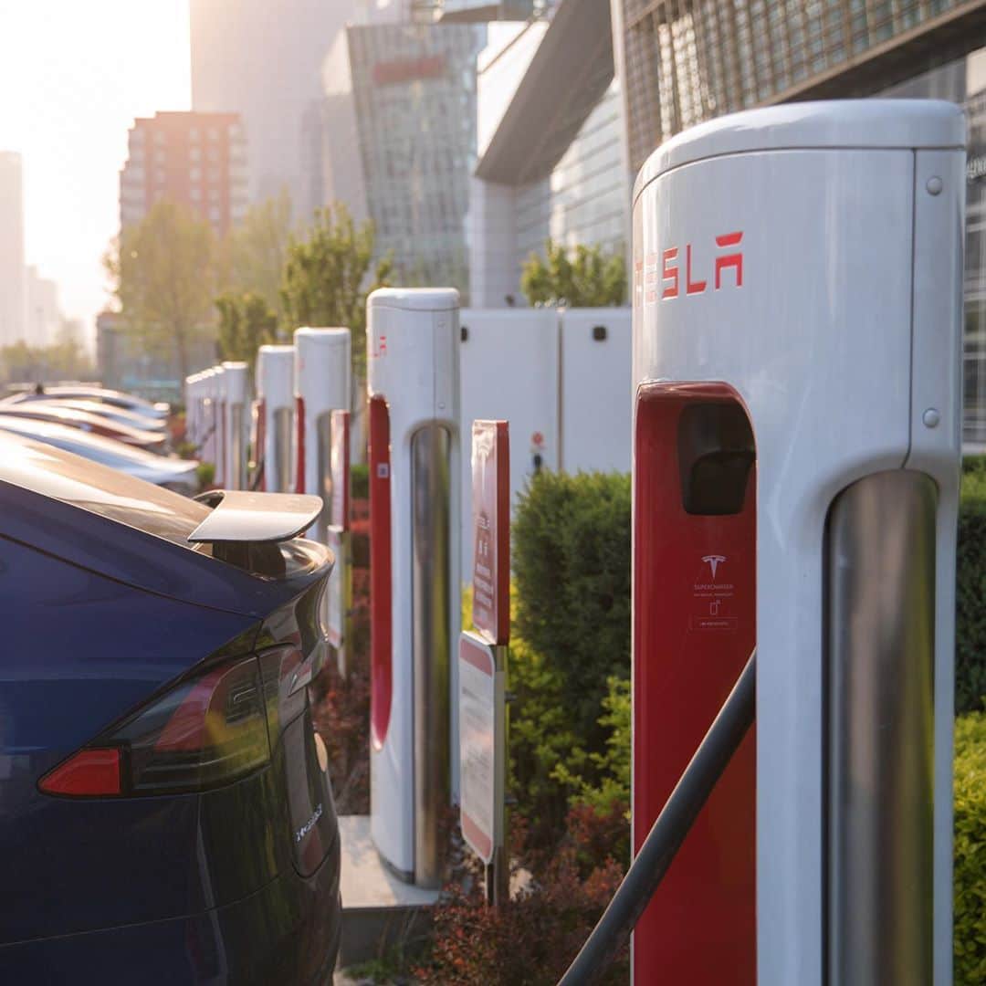 Teslaのインスタグラム：「20k Superchargers and counting」