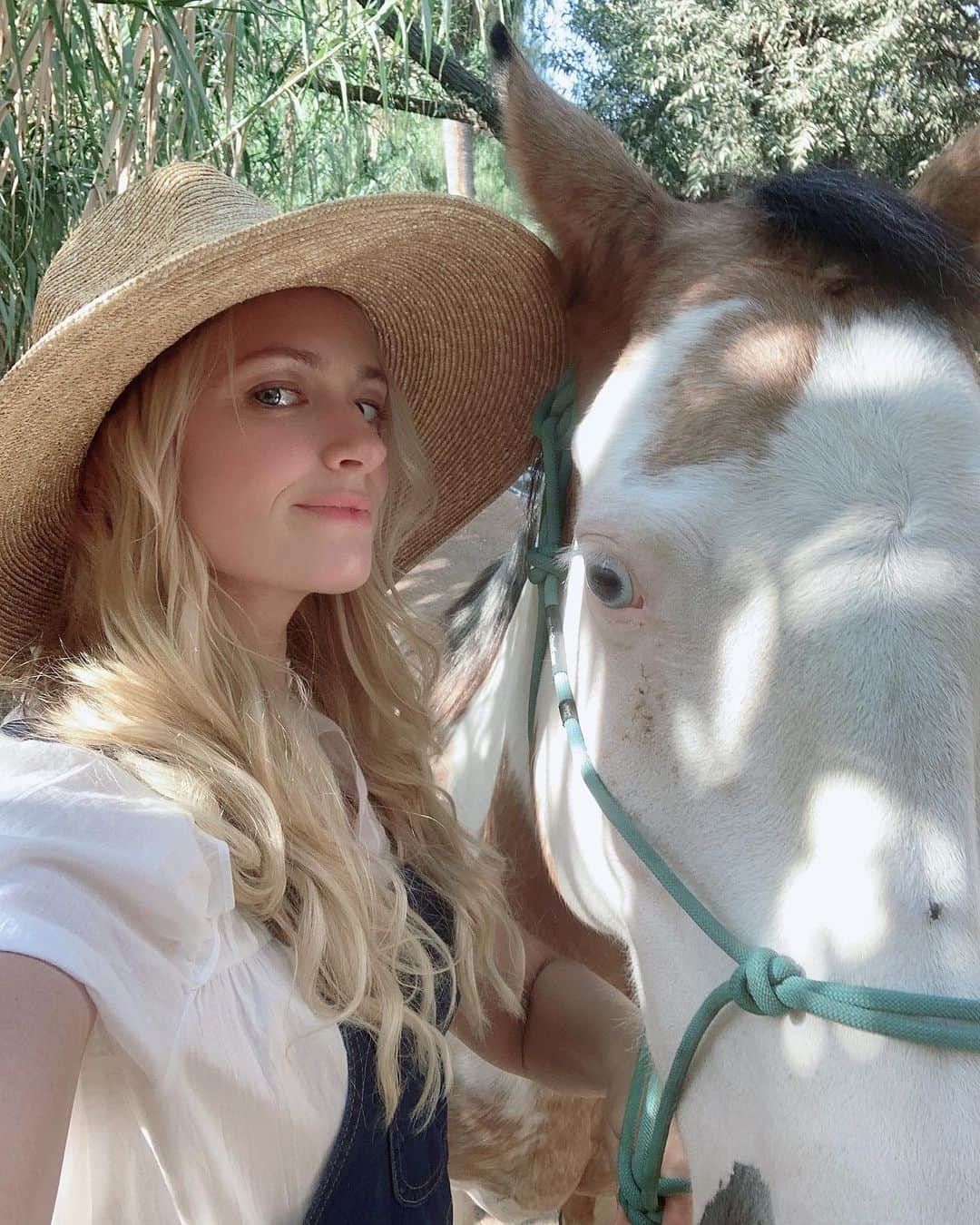 ベス・ベアーズのインスタグラム：「Happiness is not having what you want. It's knowing what you have. Good morning. Who run the world? Girls. 💛💛」