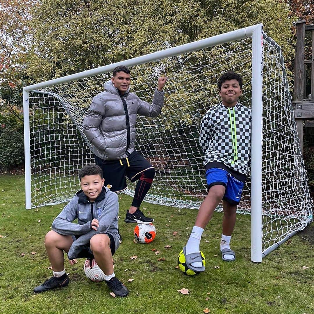 チアゴ・シルヴァのインスタグラム：「🇬🇧 Sunday with my boys ⚽️ playing and training 📸 by @bellesilva  🇧🇷 Domingo com meus meninos ⚽️ jogando e brincando 📸 by @bellesilva  🇫🇷 Dimanche avec mes deux garçons ⚽️ on joue et on s’entraîne ensemble 📸 by @bellesilva  • • • #OhhThiagoSilva #CFC #Chelsea #ThiagoSilva #FamiliaSilva #ChelseaFC #London #LondonCalling #Londres #UnitedKingdom #England #Inglaterra #ThiagoIsBlue #WeAreBlue #ChelseaFans #BluesForever #cfcfans #chelseafootballclub #Chelseafcfans #washyourhands #lavezvouslesmains #LaveAsMaos #StopCorona #CoronaOut #StopCovid  #Sunday #MyBoys #IsagoSilva #IagoSilva」