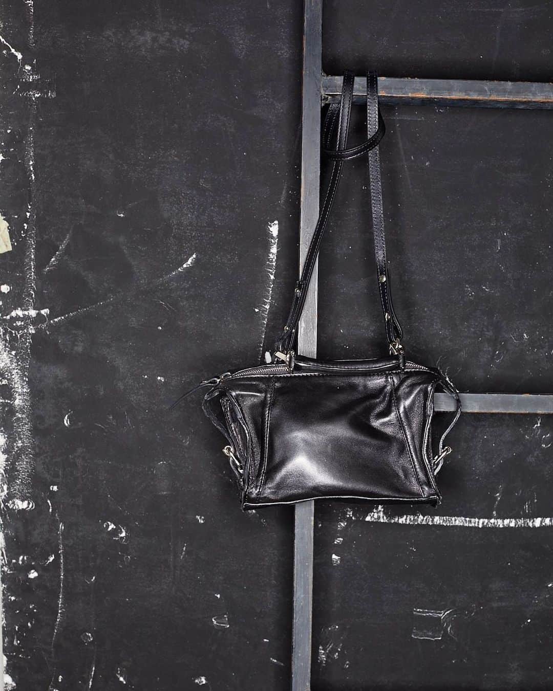 コレクションプリヴェさんのインスタグラム写真 - (コレクションプリヴェInstagram)「Mini day bag in black nappa @supperclubbologna #collectionpriveeaccesspries  • • • • • #newcollection #minibag #daybag #bestboutique #fw2021 #accessories #womensbag #iconic #nappa #madeinitaly #womenstyle #totallook #contemporary」11月9日 2時51分 - collectionpriveeofficial