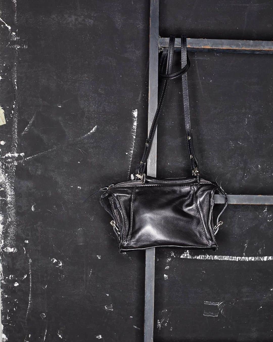 コレクションプリヴェのインスタグラム：「Mini day bag in black nappa @supperclubbologna #collectionpriveeaccesspries  • • • • • #newcollection #minibag #daybag #bestboutique #fw2021 #accessories #womensbag #iconic #nappa #madeinitaly #womenstyle #totallook #contemporary」