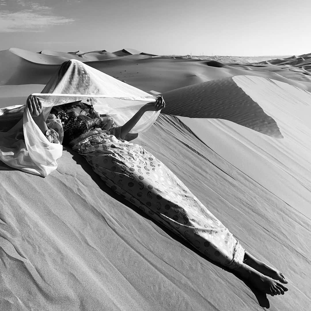 ジュリー・ロッシュさんのインスタグラム写真 - (ジュリー・ロッシュInstagram)「I felt like I was melting into the desert. I got to experience watching the dawn in Liwa desert 2019 with my mom and sister, never scene anything like this. shot by my sister @anna.aiko」11月9日 3時01分 - julierochemiya