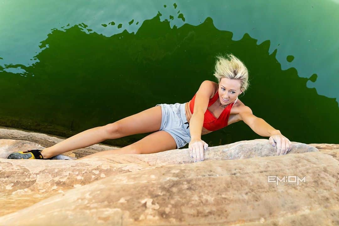 シエラ・ブレア・コイルのインスタグラム：「Missing those summer temps and DWS 😍 📷: @emomphoto @mammut_swiss1862」