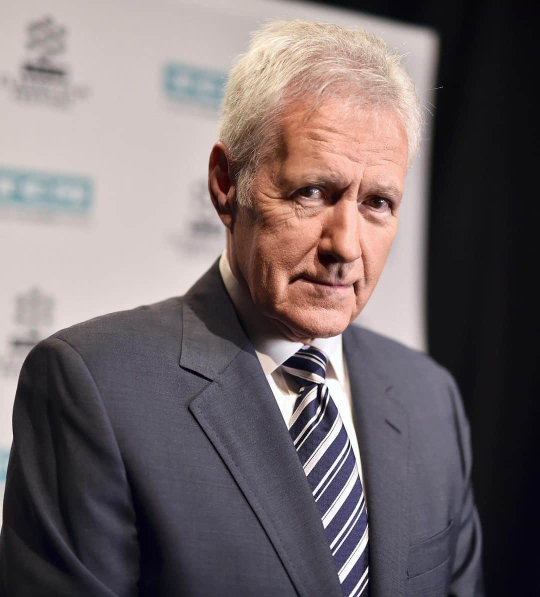 Just Jaredさんのインスタグラム写真 - (Just JaredInstagram)「We are sad to report that beloved #Jeopardy host #AlexTrebek has died. Tap this picture in the LINK IN BIO for more. #RIP Photo: Getty」11月9日 2時55分 - justjared