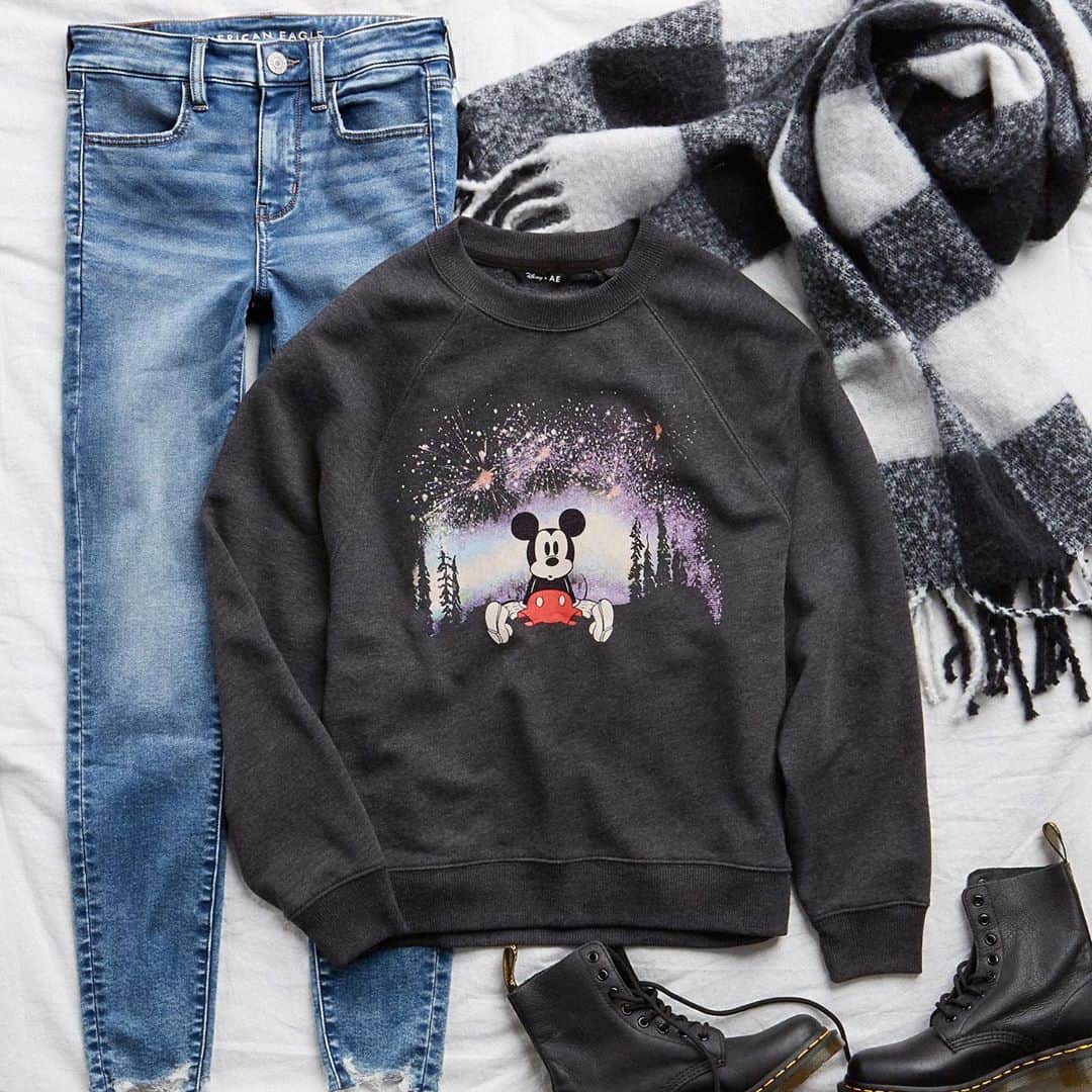 American Eagleさんのインスタグラム写真 - (American EagleInstagram)「You will feel extra special in this Mickey holiday sweatshirt. Swipe to shop @mahalw's look and check out the rest of the exclusive @Disney x AE collection before it's gone! @mickeytrueoriginal #mickeyfriendsstaytrue」11月9日 2時55分 - americaneagle