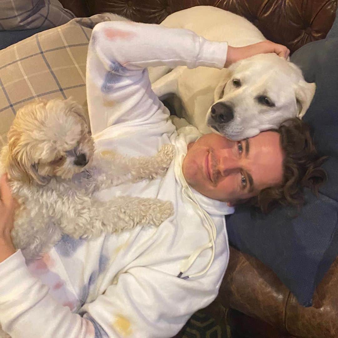 マット・ボマーのインスタグラム：「Election 2020 comedown with our two youngest children. ❤️🤍💙」