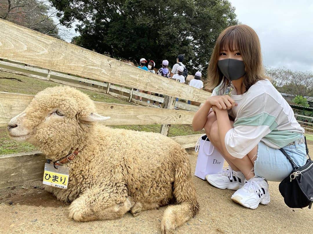 愛咲りりのインスタグラム：「ひまりとわたし ポニーとゆきえ いつの日か牧場行きました🐮 #成田ゆめ牧場 #牧場」