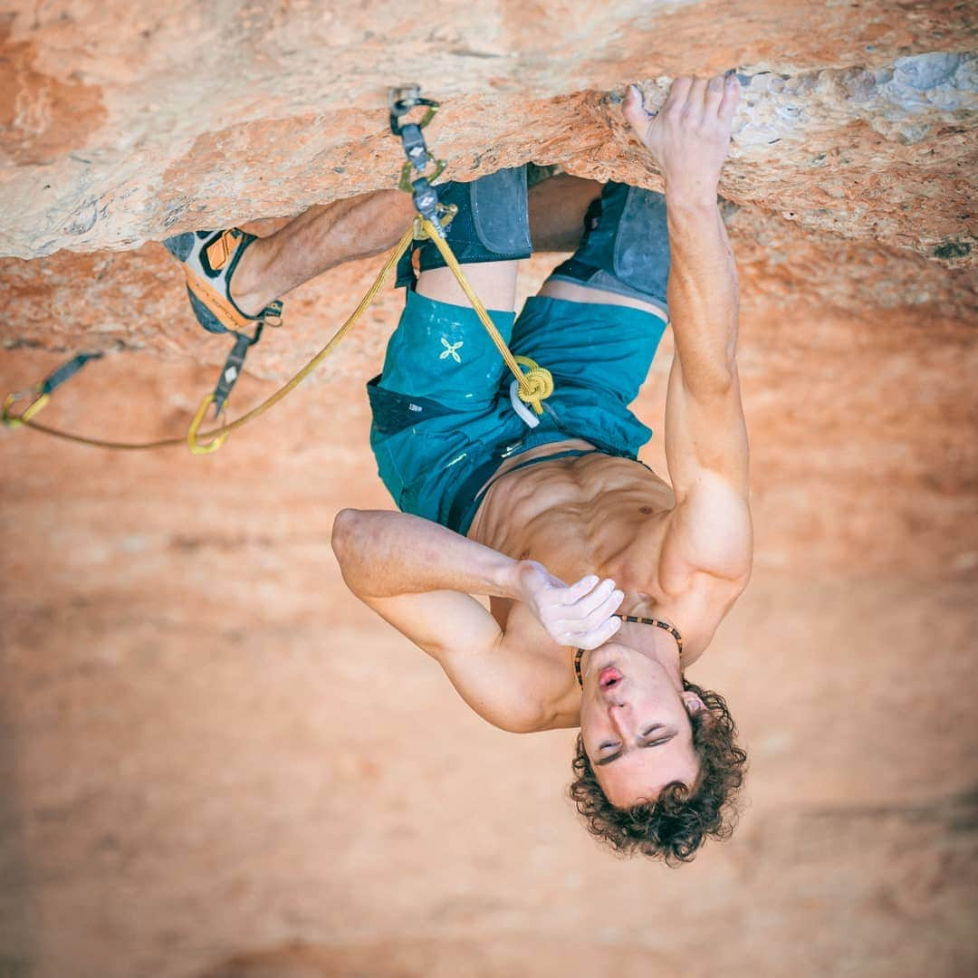 アダム・オンドラさんのインスタグラム写真 - (アダム・オンドラInstagram)「New video from day 4 on Perfecto Mundo 9b+. I had 2 unsuccessful attempts, found a new kneebar rest, and eliminated several moves. The route got a little bit easier but still not really possible to send unless the conditions improve. It seems that this trip could be very tricky in terms of conditions. I am training hard in the meantime and waiting for the days of prime conditions. Link to new video in bio! Pic by @pet.phot #onthego @volkswagenuzitkovevozy @blackdiamond @montura_official @lasportivagram」11月9日 3時00分 - adam.ondra