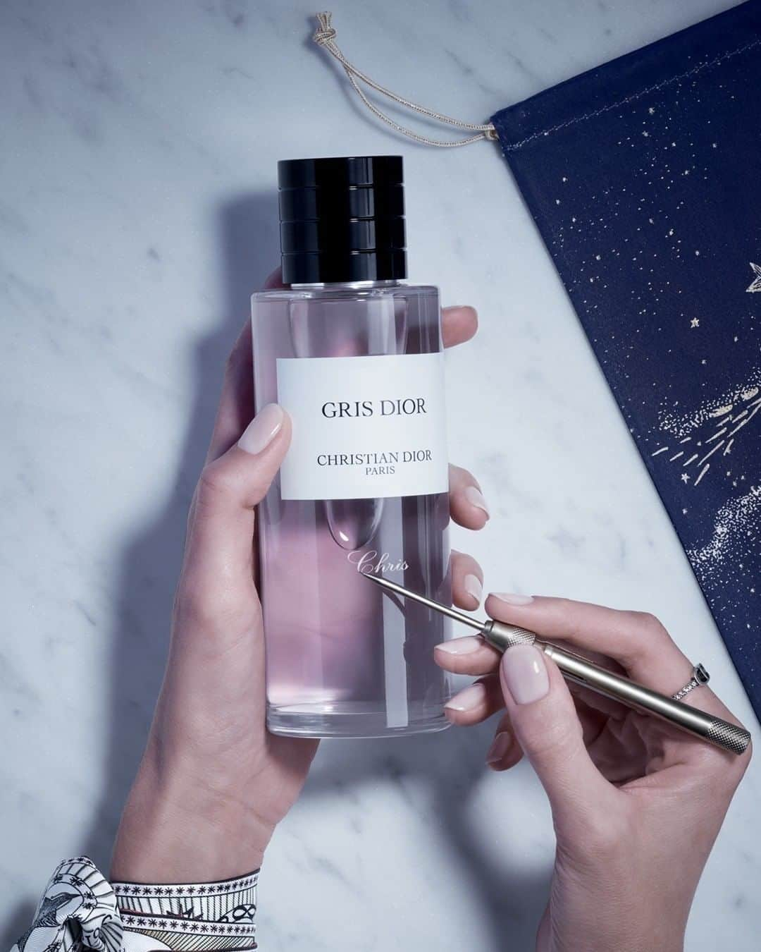 クリスチャンディオールさんのインスタグラム写真 - (クリスチャンディオールInstagram)「Give your fragrance gift an unforgettable personalised touch. An exclusive service to create an everlasting memory. • #MaisonChristianDior #DiorHoliday @diorparfums」11月9日 3時00分 - dior