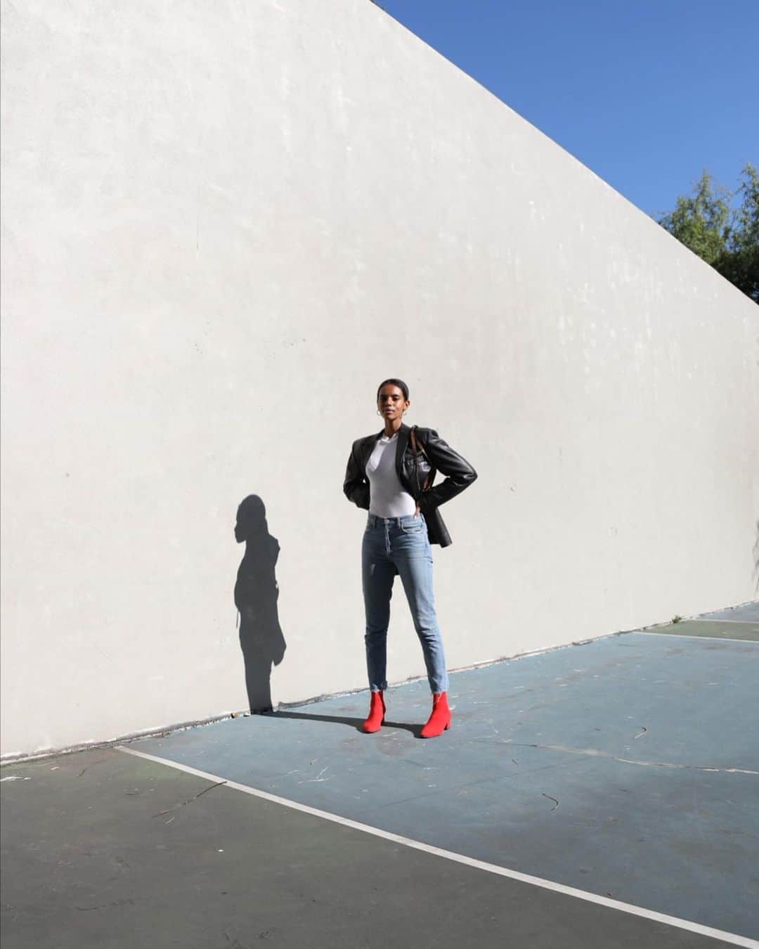 グレースマハリーのインスタグラム：「“While I may be the first, I will not be the last” — Kamala Harris reminding us women to wear the superhero cape we are born with🦸🏾‍♀️  Make it a sustainable cape/lewk 😉 • recycled plastic boots by @sevenallaround • thrifted leather jacket by @boss • up-cycled leather purse by @hyergoods」