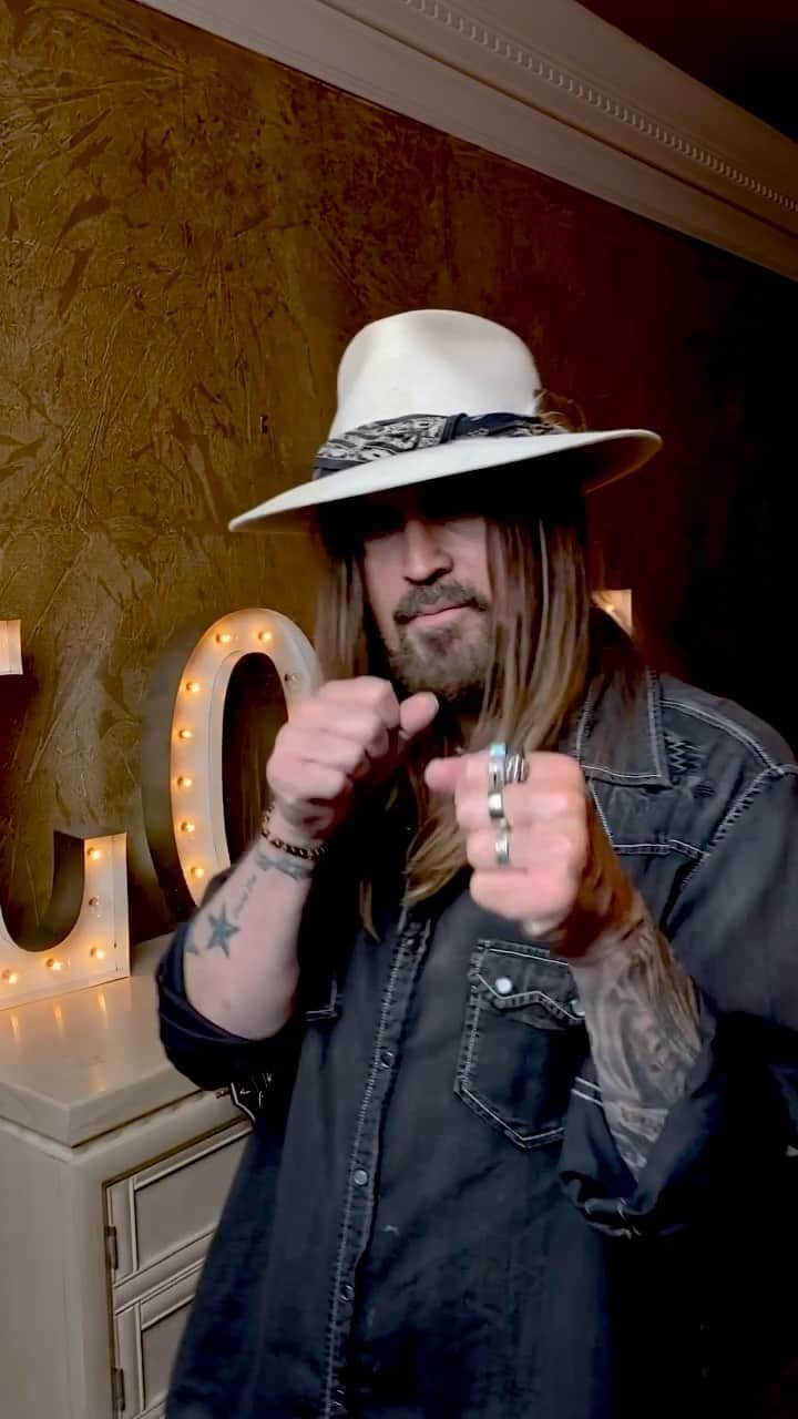 ビリー・レイ・サイラスのインスタグラム：「Let me see your best dance moves to #MamaSaidKnockYouOut 🥊」