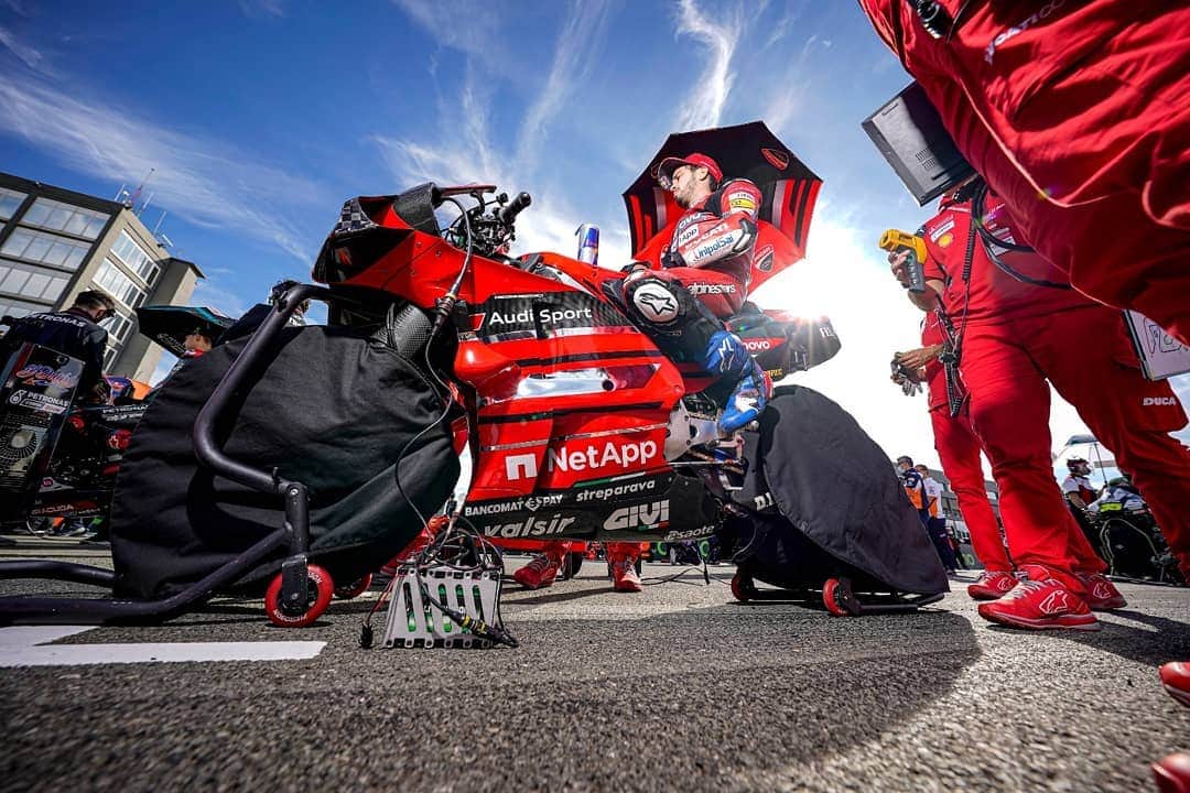 アンドレア・ドヴィツィオーゾさんのインスタグラム写真 - (アンドレア・ドヴィツィオーゾInstagram)「#EuropeanGP Day3  #Dovi04 #AD04 #undaunted #ForzaDucati #MotoGP #Alpinestars #SuomyHelmets #RedBull #Biotekna #Mondottica #DucatiEyewear #lentidavistaGalileo #MucOff 📷 @falex79」11月9日 3時27分 - andreadovizioso