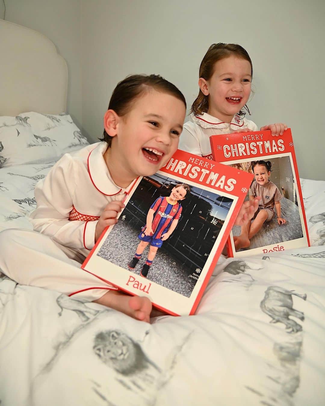 サム・フェアーズのインスタグラム：「🎄🎅🏼The countdown to Christmas has begun! Who else is getting organised? Rosie & Paul are so excited to open their personalised advent calendars from @gettingpersonal They’re my favourite for unique Christmas gifts. Get 15% OFF with my code SAM15 check them out guys they have so many lovely gift ideas x   #personalisedgifts #madetomeanmore #christmas #ad」