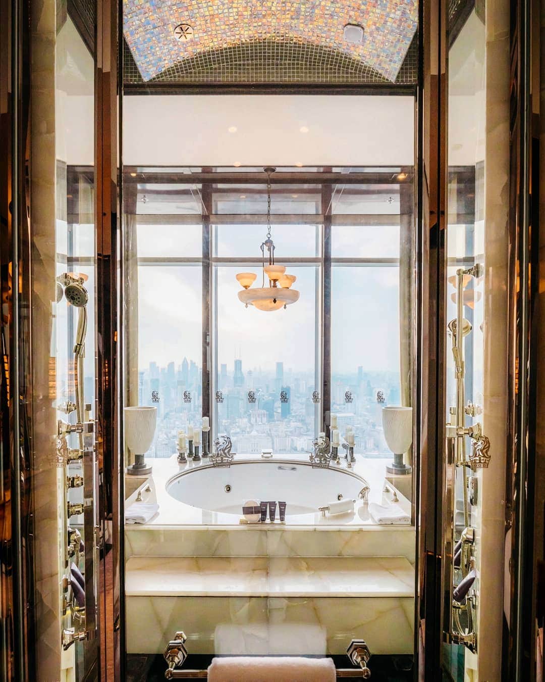 リッツ・カールトンのインスタグラム：「Slip into elevated mornings bathed in elegance at The Ritz-Carlton #Shanghai, #Pudong.」