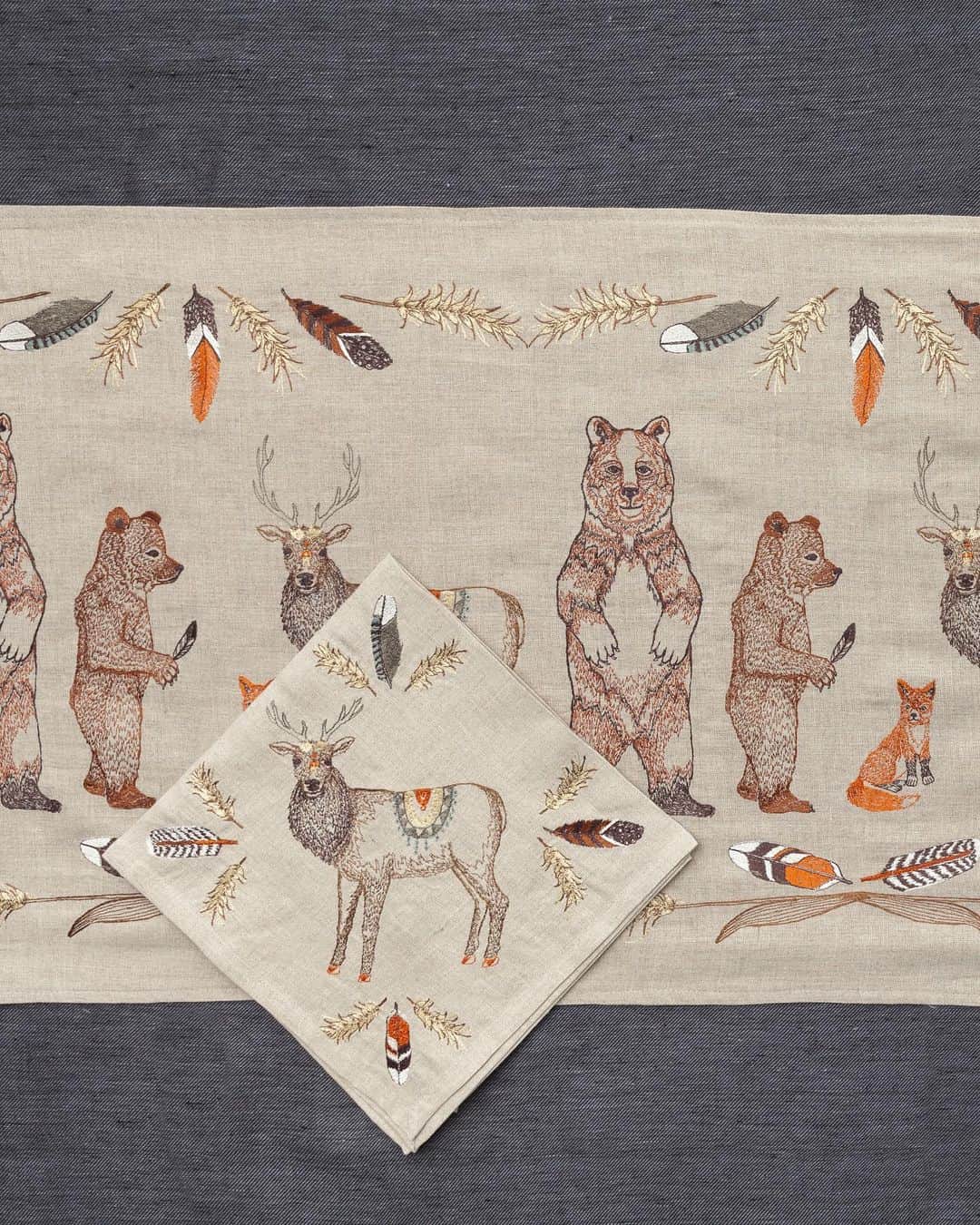 のインスタグラム：「Complement your Thanksgiving feast with embroidered linens that celebrate kindred community, featuring your favorite woodland animals. Our Homecoming linens are a classic and customer favorite! Elk, bear, baby bear, and fox come together to share and celebrate! Wheat and mixed feathers border the edges to decorate with warmth, collective spirit and abundance. #coralandtusk #thanksgivingdecor #thanksgivingtable」