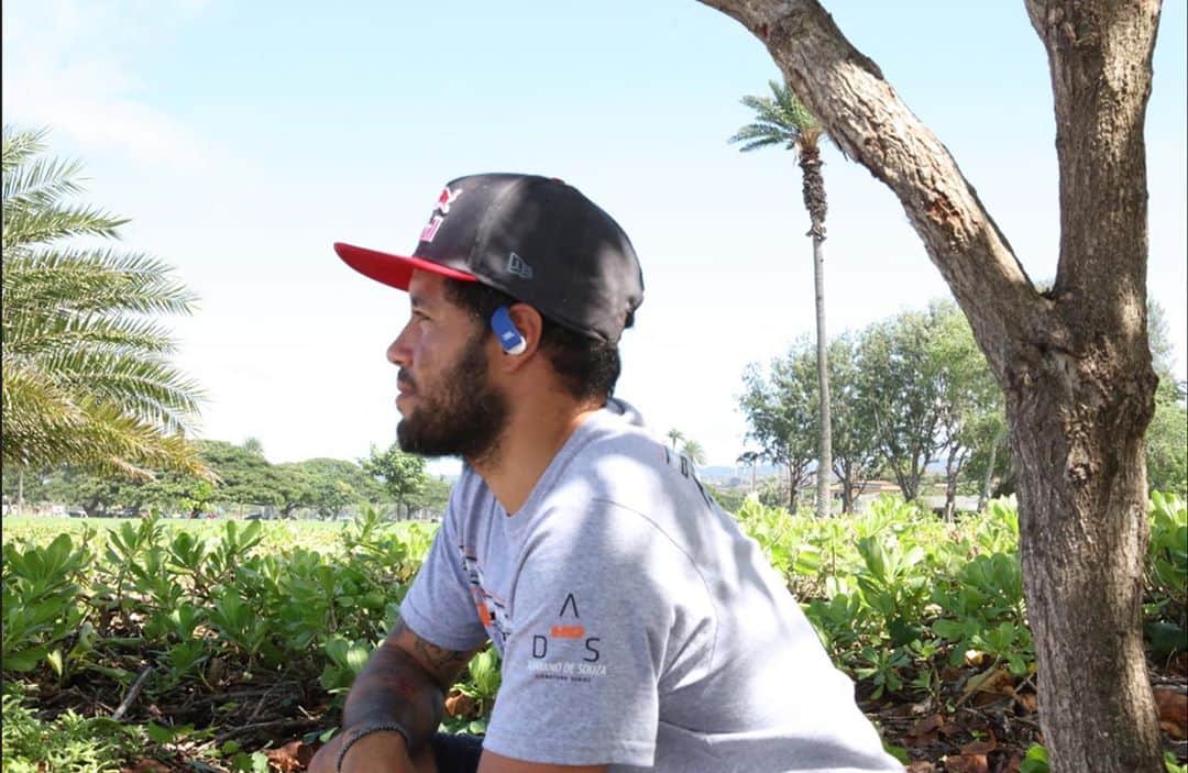 アドリアーノ・デ・ソウザのインスタグラム：「Mesmo sem muita onda, o Hawaii continua um lugar especial, para passeio, praias, corridas e atividades de trail e hiking. A minha pedida sempre será a praia 😍👊 @jbl_brasil em todos os lugares.」