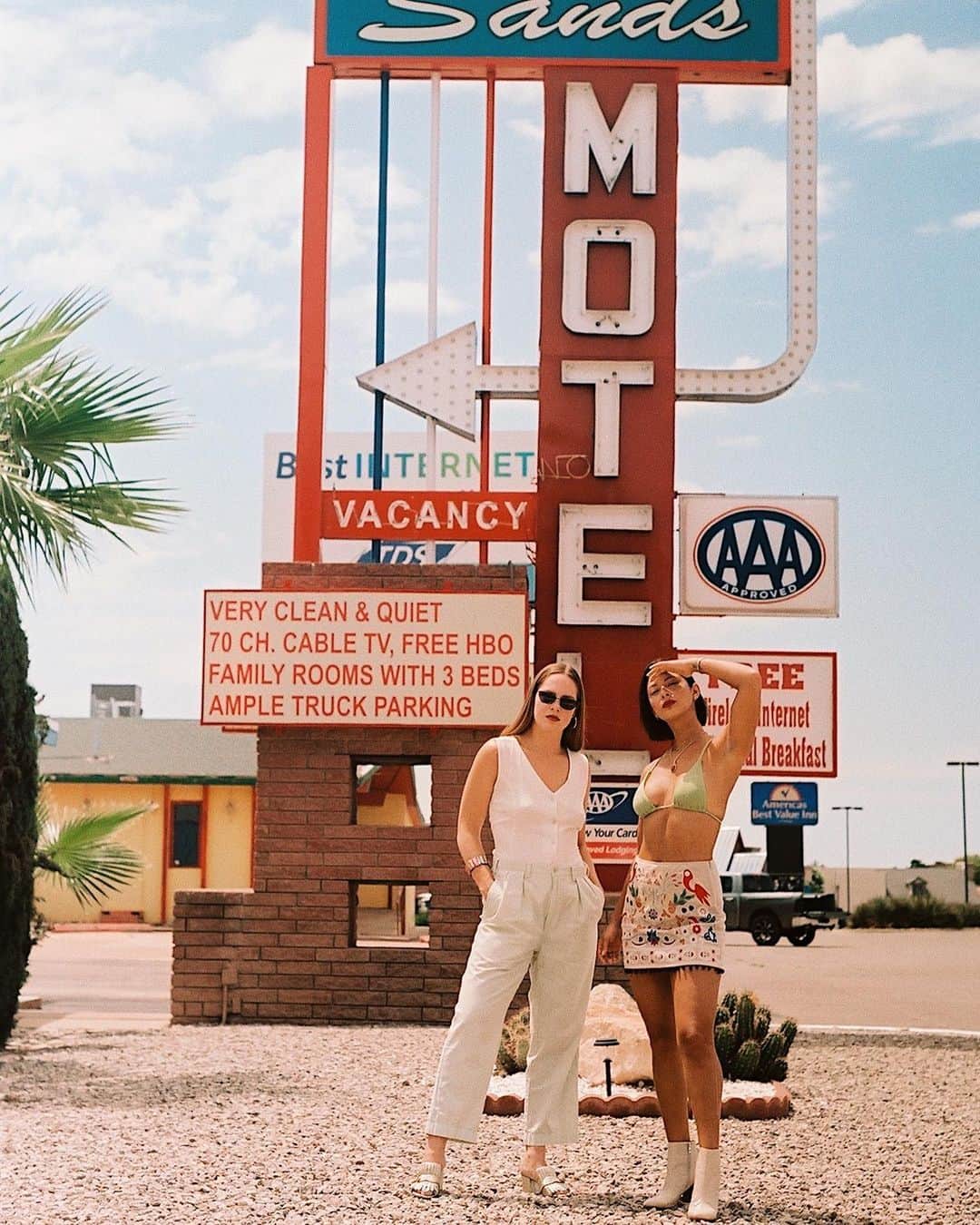 ジョーディン・テイラーのインスタグラム：「While we may not always be clean and quiet. We are AAA approved and can find you plenty of family homes with three beds. // Also, can everyone please go give @hossforhomes a follow. She is the genius behind a lot of my photos and I’m so excited for her new venture!」