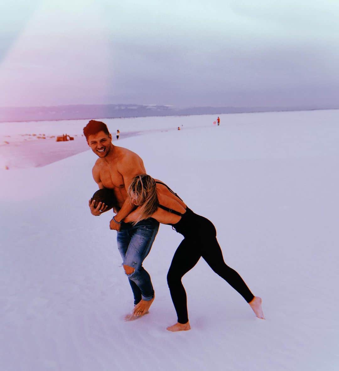のインスタグラム：「She thinks we’re having a friendly game of football, little does she know I’m judging/deciding if she’s the future mother of my kids 🤣 Thinking “good wrap up, Head is up and on the upfield side, tackling with her shoulder to avoid a targeting penalty. Could be a little bit lower at point of contact especially because I’m a bigger ball carrier and will be harder to bring down.”  She missed the tackle but it wasn’t for lack of effort was probably the fact that I have 100lbs on her!  Final assessment-  Absolute weapon of a woman, looking forward to creating a NFL safety (or AFL / Rugby prospect ) with you @morganrosemoroney」