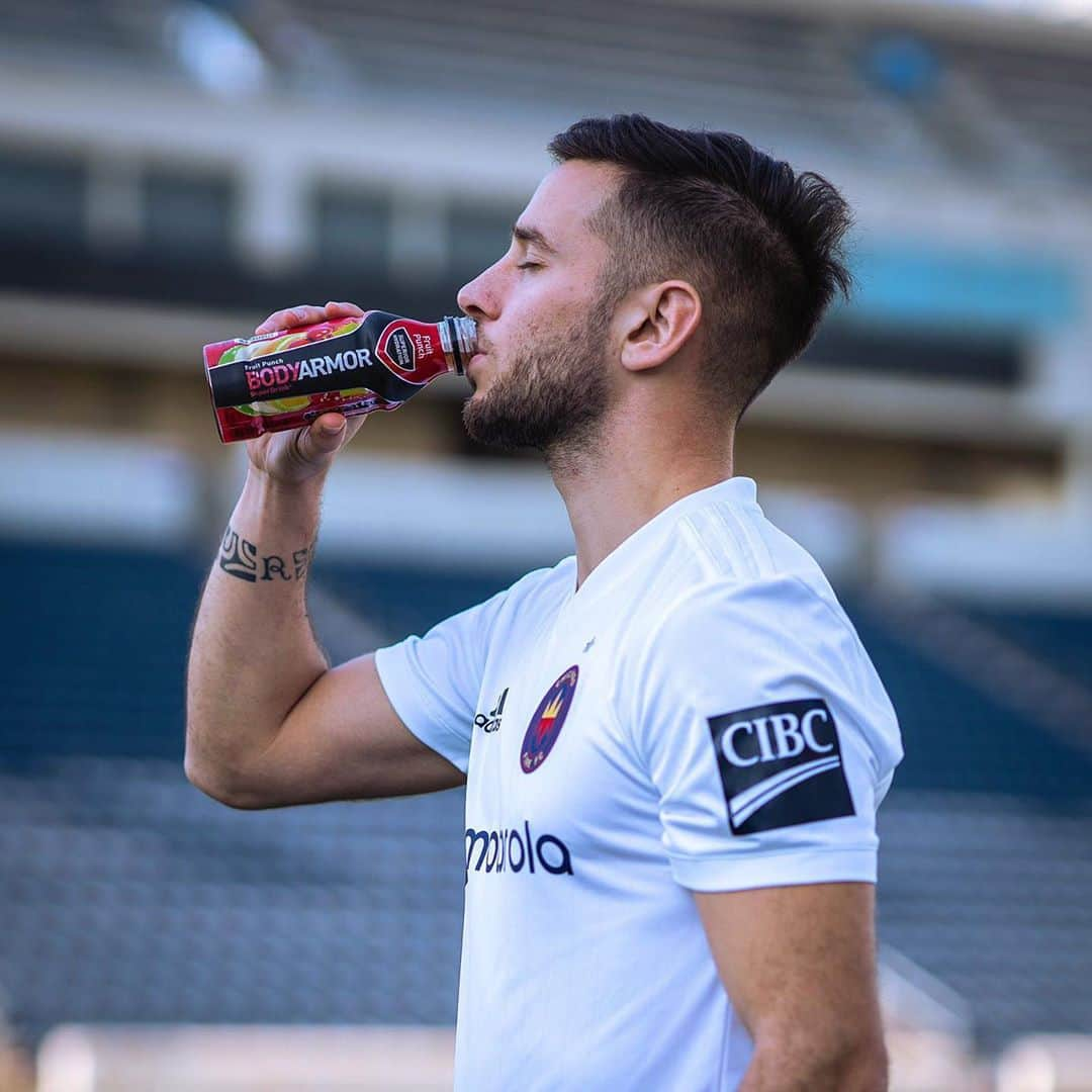 アルバロ・メドランのインスタグラム：「Dándolo todo e hidratándome con @DrinkBODYARMOR ⚽️💪🏼🔥」