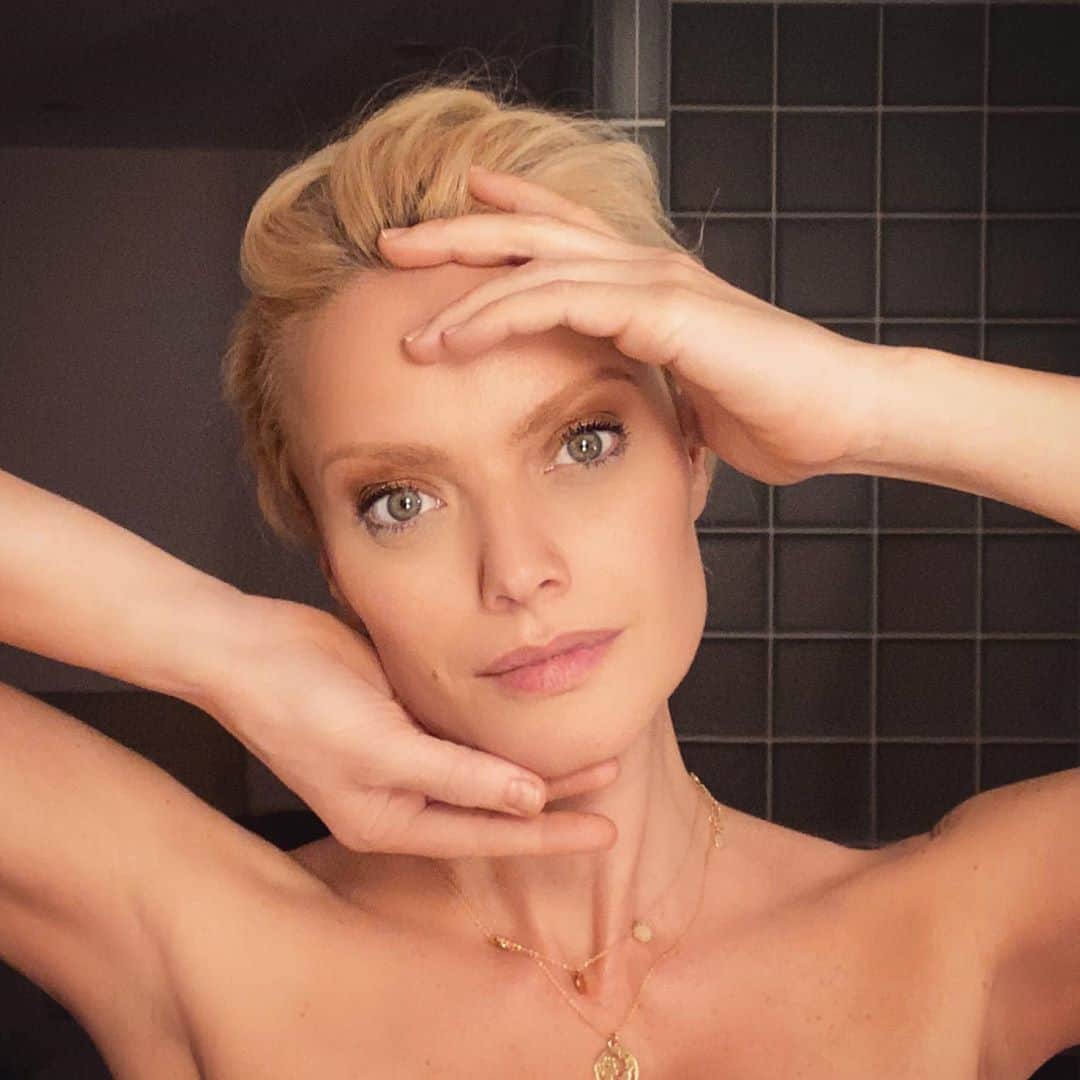 フランツィスカ・クヌッペさんのインスタグラム写真 - (フランツィスカ・クヌッペInstagram)「The face is the mirror of our soul ❤️💋✨ take care of both ✨✨✨ #stayhealthy #sundaymood #enjoylife #everysecond #skincare @shiseido」11月9日 3時46分 - franziskaknuppe