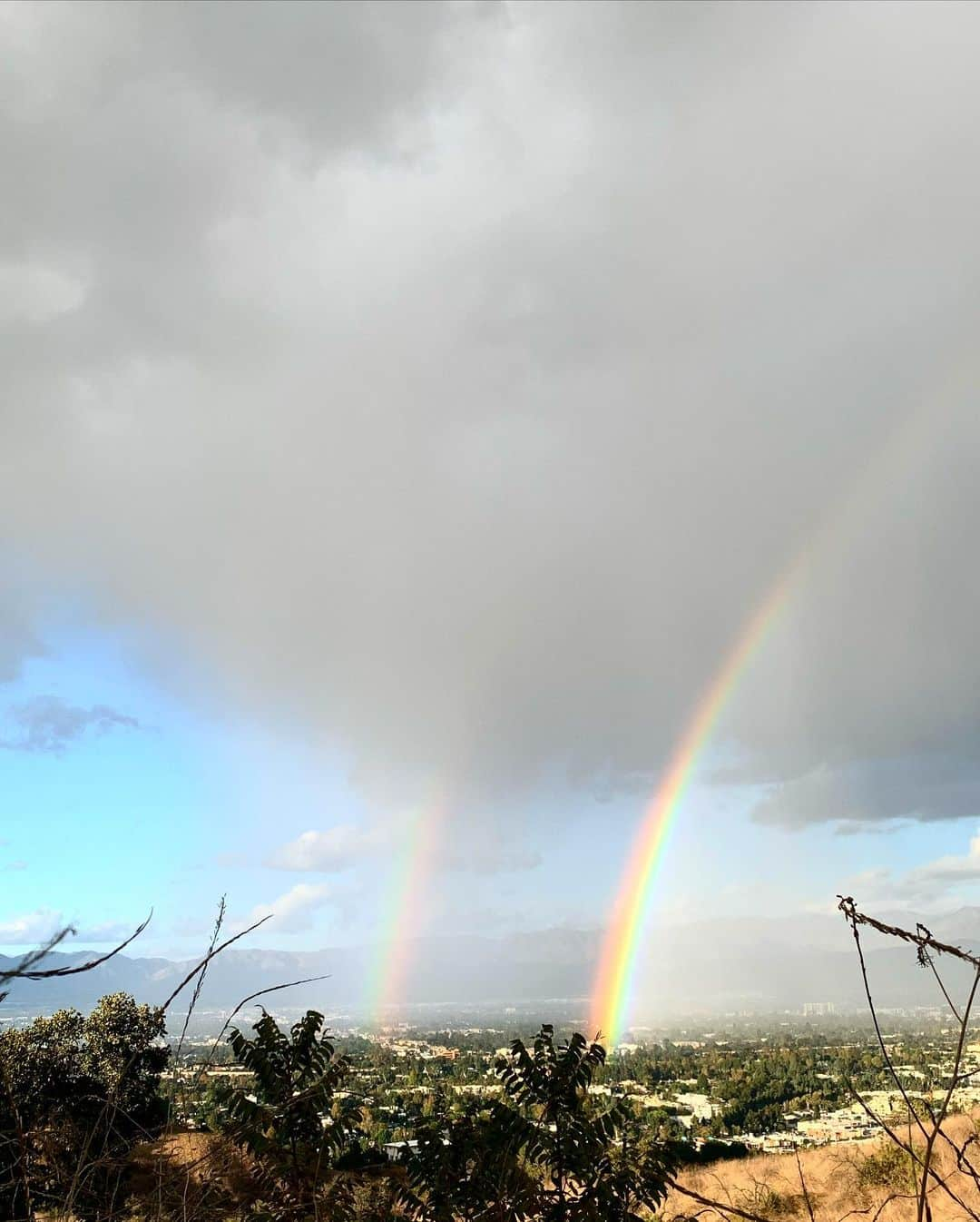 エイミー・デビッドソンさんのインスタグラム写真 - (エイミー・デビッドソンInstagram)「Double Rainbow Magic🌈🌈  I keep thinking about our hike yesterday. It felt like the first day of fall here in Los Angeles. We saw a double rainbow, it sprinkled on us and our tiny human totally enjoyed himself! (No complaints that his legs were tired😳🤪👍🏻)   Xoxo」11月9日 3時46分 - amy_davidson