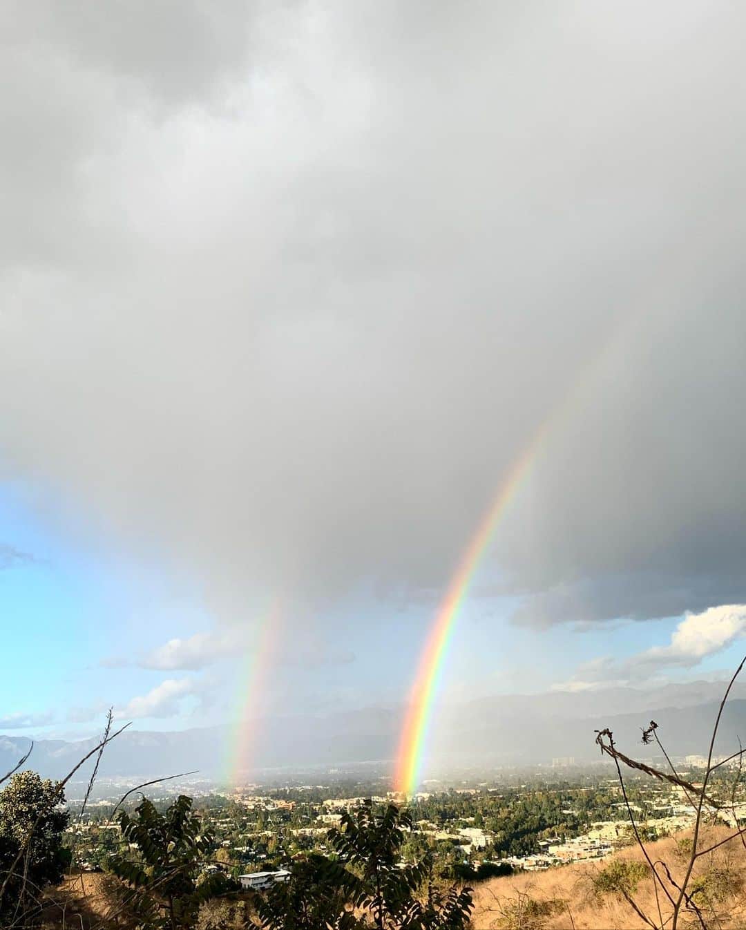エイミー・デビッドソンさんのインスタグラム写真 - (エイミー・デビッドソンInstagram)「Double Rainbow Magic🌈🌈  I keep thinking about our hike yesterday. It felt like the first day of fall here in Los Angeles. We saw a double rainbow, it sprinkled on us and our tiny human totally enjoyed himself! (No complaints that his legs were tired😳🤪👍🏻)   Xoxo」11月9日 3時46分 - amy_davidson