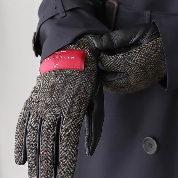 Factelier(ファクトリエ)さんのインスタグラム写真 - (Factelier(ファクトリエ)Instagram)「【英国羊毛ツイード×鹿革。ワンランク上の手袋が完成！】  こんにちは、ファクトリエです！  数少ない「手袋」の国内生産を行う香川県の手袋工場「トモクニ」と、明治38年(1905)の創業以来、 紳士向けの服地から製品までの国内一貫生産を行い、常に最高のものづくりを行う愛知の生地工場「御幸毛織」が タッグを組み、至高の手袋が完成しました！  今回採用した革は、「鹿革=ディアスキン」。 ディアスキンはしっとりとした肌馴みの良さがあり、きめが細かく柔軟性にとても優れているため 手をぐっと握ると滑らかに伸縮してくれます。  また、内側には手を入れてすぐに暖かい、柔らかな風合いのカシミヤを100%使用。  手のひらに美しくフィットする秘密は、素材だけではありません。 大変複雑なパターンと高度な縫製によって、最高の着け心地が生まれているんです。  5本の指を無理なく立体的に包み込むパターンはとても複雑で、小さなアイテムですが1枚の洋服を縫うほど 時間がかかります。 指先の感覚と長年培われたノウハウが、複雑かつ繊細な縫製仕様を実現しています。  カラーミックス感とウール本来の味を感じられる英国羊毛ツイードは、愛知県一宮市にてシャトル織機(ションヘル)で 織り上げました。  希少な旧式織機のションヘル織機は、革新織機の約四分の一という低速で、ゆっくりとしたリズムで織り上げます。 手間と時間がかかるからこそ、この織機でしか出せない、ふくらみとしなやかさがあります。  すべてにこだわり抜いた至高の手袋を是非お試しくださいね。  ー語れるもので日々を豊かにー ファクトリエはメイドインジャパンの工場直結ファッションブランドです。 職人の情熱と最高の技術がつまった、人に語りたくなるものを長く大切に使ってもらいたい、そんな想いと共に語れる本物をお届けします。  ⇓アカウントはこちら⇓ @factelier  #ファクトリエ　#factelier　#メイドインジャパン　#大人ファッション　#シンプルファッション　#シンプルスタイル  #カジュアルファッション　#メンズコーデ　#手袋 #きれいめ　#きれいめファッション　#グローブ　 #ツイード #秋冬物　#革雑貨  #レザー雑貨　#レザー手袋　#シンプル雑貨　#冬物  #冬物アイテム　#レザーアイテム  #ツイード生地  #ディアスキン　#ディアスキングローブ　 #シンプルコーディネート　#語れるもので日々を豊かに」11月9日 14時58分 - factelier