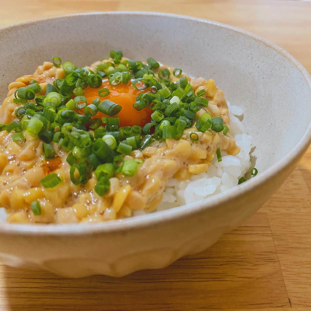 のインスタグラム：「* 今日はお昼からロケなので、 ゆっくり朝ごはんに納豆ご飯😋 めんつゆに一晩つけた卵黄を トッピングしてみた💓 最高に美味しかった〜！！ 昨日の余りのお味噌汁も一緒に食べて、 優雅な朝食でした🤤 #納豆#大豆#ソイフード #朝食#おうちごはん #ちゃんまつ食堂」