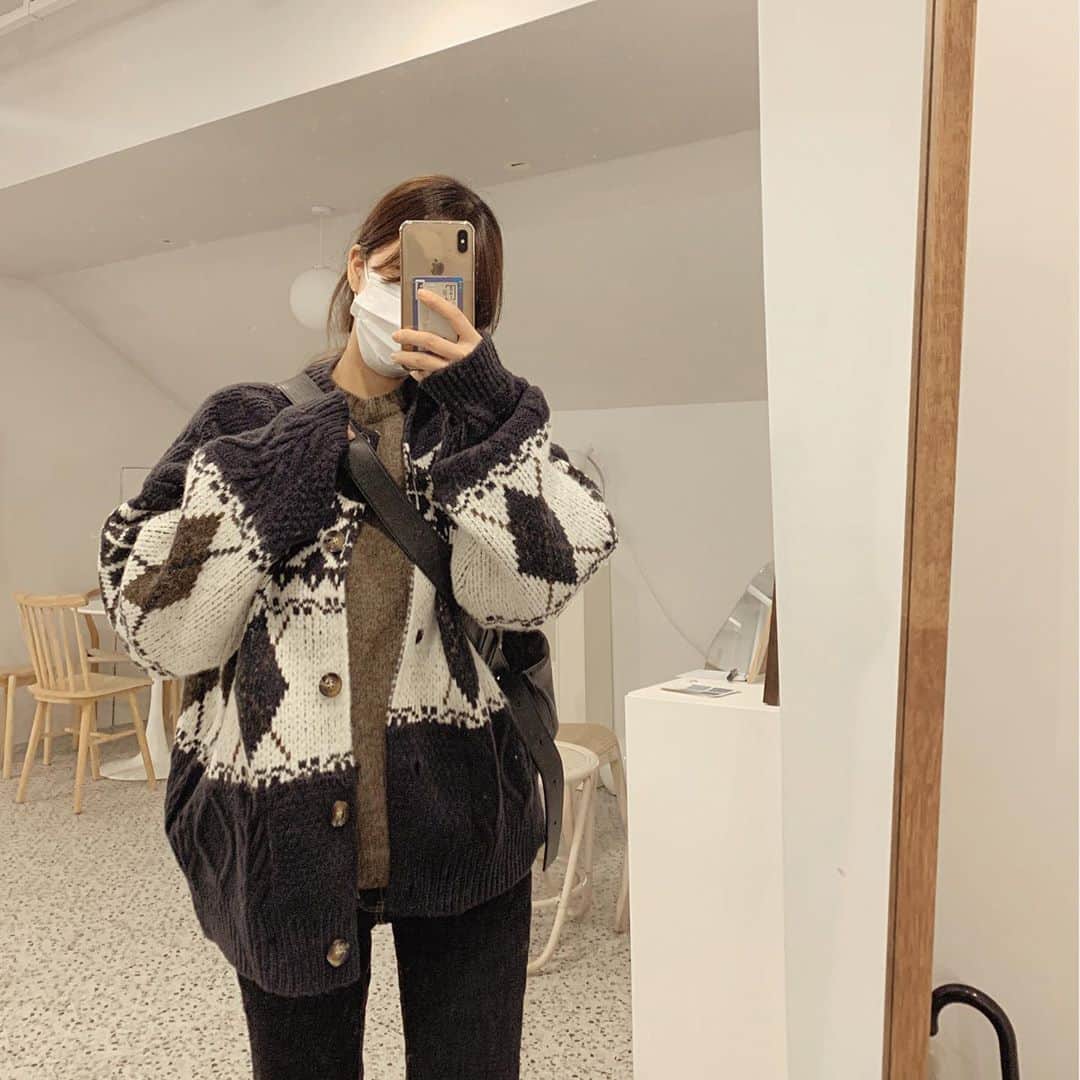 ユン・アラのインスタグラム：「폭닥이 울니트 반응 좋아요 🤎 제대로 된 니트 하나로 겨울내내 쭉 입어주세요  요건 브라운 색상인데 완죠니 예쁘죠 !  구매하시는 분들은 드라이클리닝 후 착용하시는걸 추천드려요 💫  마켓은 오늘 자정 마감이에요 :-D」
