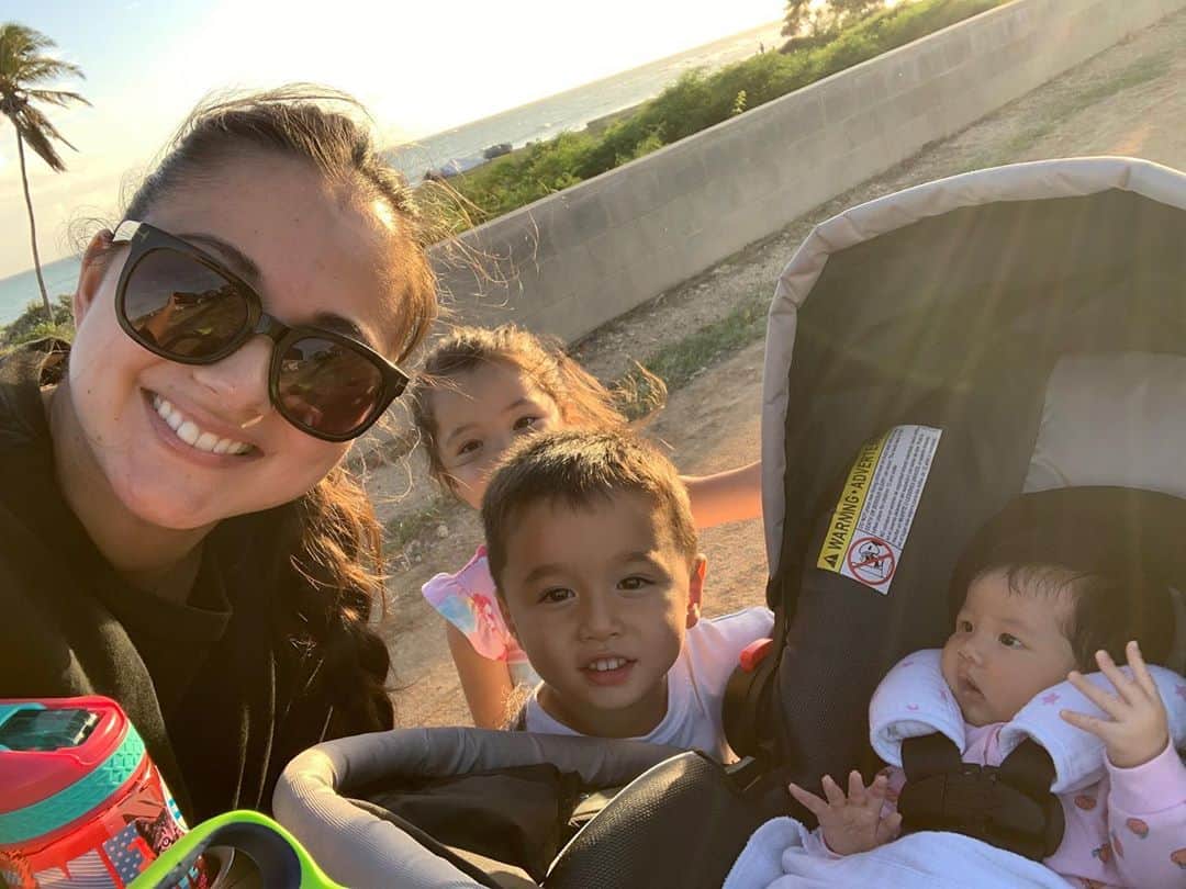 エリナ シルカのインスタグラム：「Sunset walks 🐶 家族みんなと夕方のお散歩が日課になってきた！ハワイは夕方かなり涼しくなってきたからるーちゃんも気持ちよさそう(^^)」