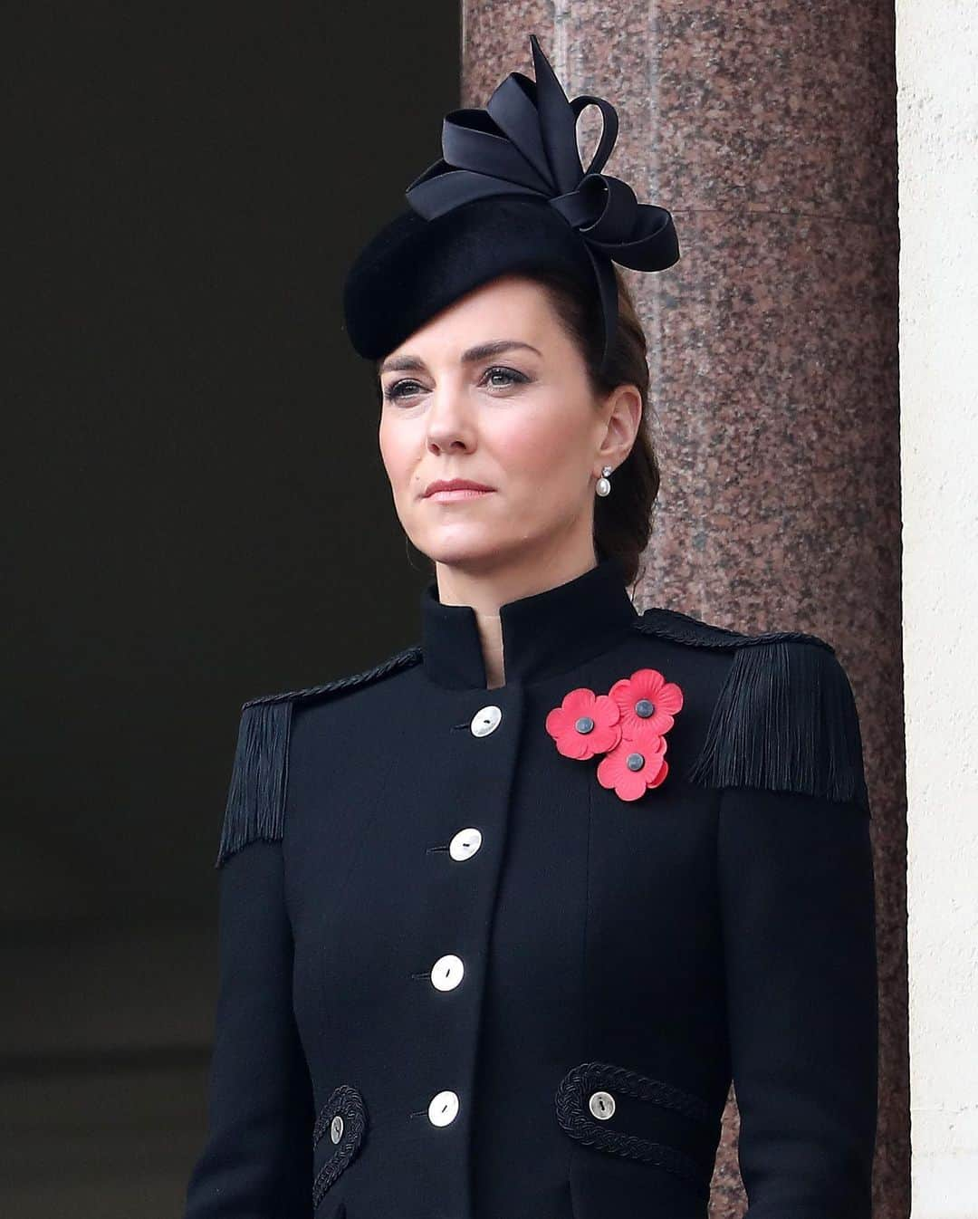 Vogue Australiaさんのインスタグラム写真 - (Vogue AustraliaInstagram)「#KateMiddleton, #TheQueen and the rest of the royal family were reunited for #RemembranceDay Sunday yesterday, with senior members of the Royal Family paying tribute to the fallen with the annual wreath-laying service in London. The service was a socially-distanced, poignant and scaled-back affair—and of course, the Duchess of Cambridge hit the right note with her elegant all-black look. Link in bio for more on this royal reunion. 📷 Getty Images」11月9日 14時51分 - vogueaustralia