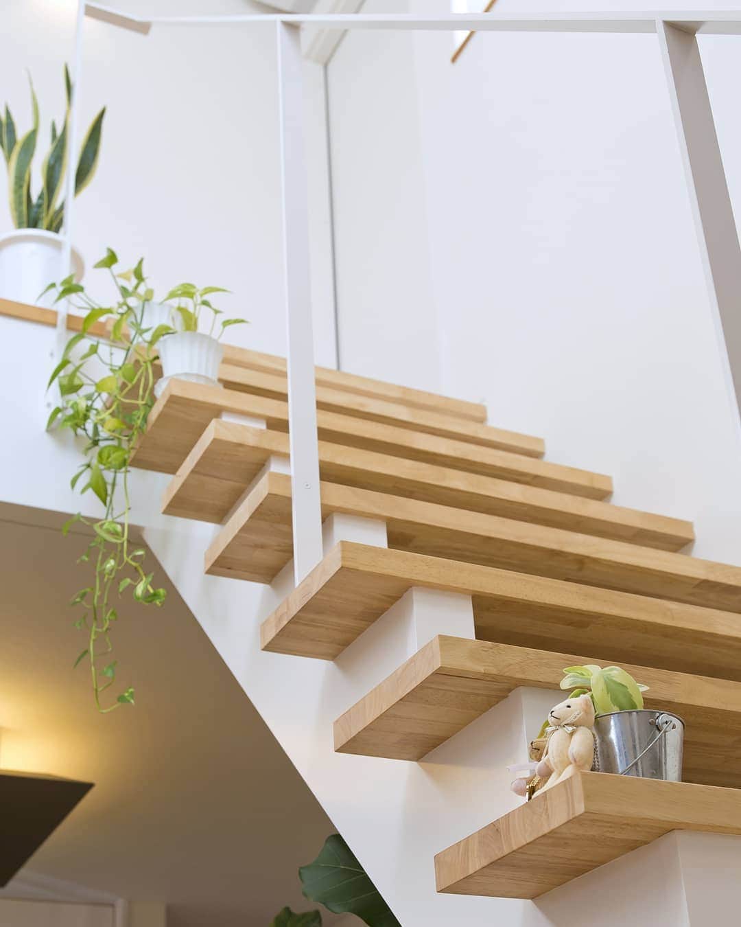 OUKEN DESIGN - 株式会社旺建さんのインスタグラム写真 - (OUKEN DESIGN - 株式会社旺建Instagram)「. 【階段もおしゃれなインテリア】 . 階段には、たくさんのデザインがあります。 . 折返し階段、カーブ階段、螺旋階段などの形のデザイン、 人気のスケルトン階段（鉄骨階段）、 そしてリビング階段や玄関階段など場所の違い、 そして手すりのデザイン。 . 様々な組み合わせによって無数の階段が生まれ、インテリアの一部として存在します。 . 実家の階段や友人宅の階段、お店の階段など、デザインに悩んだらまずは観察してみるのもいいかもしれません。 . . ---------------------------- 住まい作りのご相談はこちらから→ @oukendesign ---------------------------- . . #香川の家 #岡山の家 #階段 #おしゃれな階段 #オシャレな階段 #スケルトン階段 #鉄骨階段 #アイアン #アイアン手すり #階段インテリア #インテリア #インテリアデザイン #おしゃれな家 #こだわりの家 #新築 #戸建て #施工例 #デザイン住宅 #注文住宅 #マイホーム #ouken #旺建」11月9日 14時55分 - oukendesign
