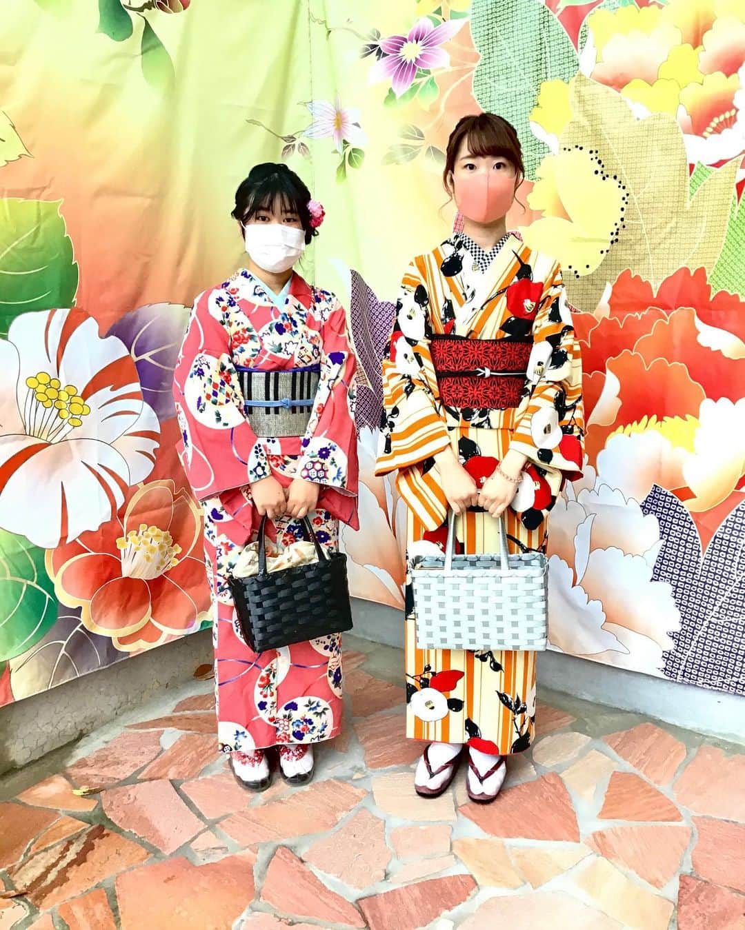金沢着物レンタルshop心結〜kokoyui〜のインスタグラム：「帯がとっても個性的で可愛いですね👘💕 . 雨もちょうど止んでいて良かったです😃❣️ . ⚫︎金沢駅前 着物レンタル心結(ここゆい)  ⚫︎営業時間 : 9:00〜18:00 ⚫︎address : 金沢市本町1-3-39 ⚫︎tell : 076-221-7799 ⚫︎金沢駅から徒歩5分  ⚫︎コインパーキング補助あり  心結の着物一覧▶@kokoyui_kimono 振袖や袴はこちら▶@kokoyui_furisode 七五三やお子さんの着物はこちら▶@kokoyui753 . #着物ヘア #ヘアセット #和服 #着物 #着物コーディネート #きもの #着物女子 #着物男子」