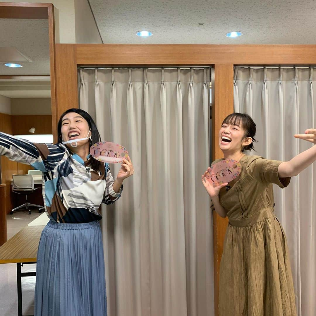 横澤夏子さんのインスタグラム写真 - (横澤夏子Instagram)「#ちょっと前のお話なんですけど #王様のブランチでしーちゃんと私のお誕生日に #同い年の浅田真央さんからビデオメッセージを頂きまして #1990年生まれのリーダーだと私が勝手に思ってる浅田真央さんから自分の名前を呼んでもらえるなんてもう嬉しくて嬉しくて #先日のサンクスツアーのオンラインを拝見させて頂きましたー！ #もう美しくってかっこよくて羨望の眼差しそのものなのよー！ #そのツアーの記念品が届いたのでしーちゃんと一緒に撮りましたの写真なのよー！ #うふ！」11月9日 13時39分 - yokosawa_natsuko