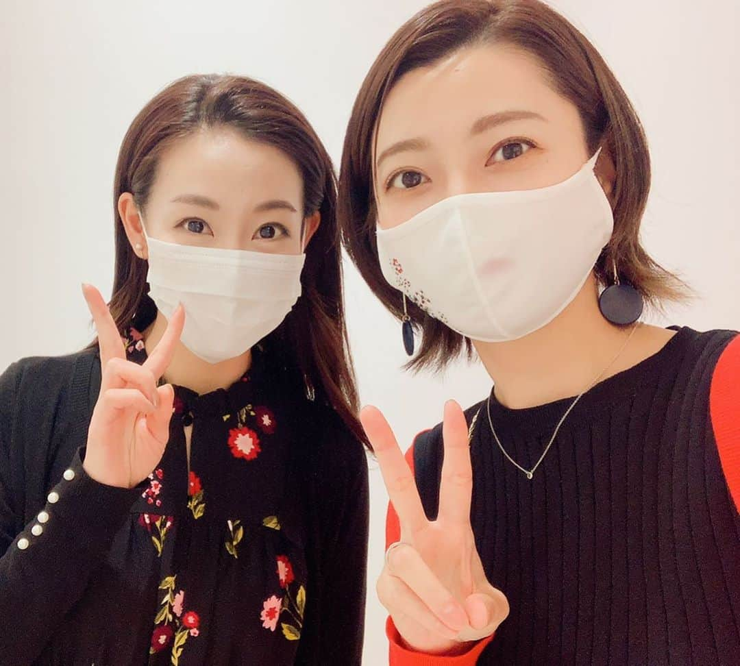 菜那くららさんのインスタグラム写真 - (菜那くららInstagram)「＊🎀✨💓﻿ ﻿ acca期間限定ショップ、﻿ 昨日終了いたしました‼️﻿ ご来店、ありがとうございました🎀﻿ ﻿ インスタを見て会いに来て下さったり、﻿ accaのアクセサリーを付けてご来店下さったりと﻿ 宝塚ファンの方々の温かいお気持ちや笑顔を﻿ 沢山頂きました✨💓﻿ ありがとうございました☺️❤️﻿ ﻿ ストーリーを見てDMを下さった皆さまも﻿ ありがとうございました💌﻿ ﻿ OGの方々にも久しぶりにお会い出来、﻿ 鳳翔さん、貴千さん、春花さんのプロデュースされた﻿ 素敵な商品、愛の溢れた空間でご一緒させて頂けて﻿ 嬉しかったです✨﻿ 限られた時間での参加だったので﻿ 周りの方々のサポートに﻿ 感謝の気持ちでいっぱいです🥺💦✨﻿ ﻿ 上級生の皆さんと撮って頂いたお写真﻿ 載せさて頂きます😊‼️﻿ ﻿ #宝塚OG#期間限定SHOP#日比谷シャンテ﻿ #acca#アッカ#ヘアアクセサリー﻿」11月9日 13時31分 - nana_kurara