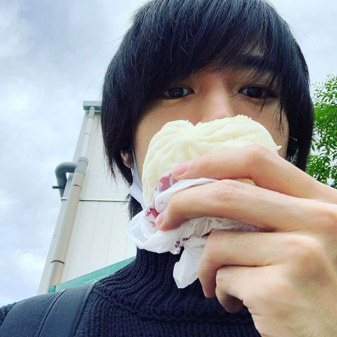 上遠野太洸さんのインスタグラム写真 - (上遠野太洸Instagram)「寒い日の肉まんって美味しいよね 次はおでんかな  #肉まん #さむい」11月9日 13時37分 - taikokatono