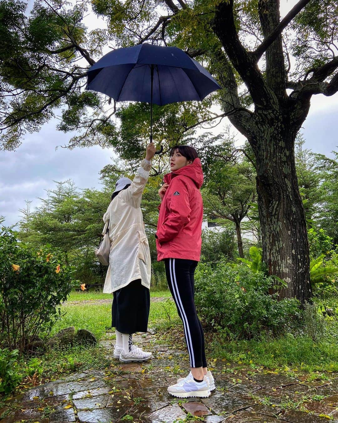 パフ・クオさんのインスタグラム写真 - (パフ・クオInstagram)「拍攝過程與厲害的撐傘架☔️😎 #oneboy」11月9日 13時48分 - aohsuehfu